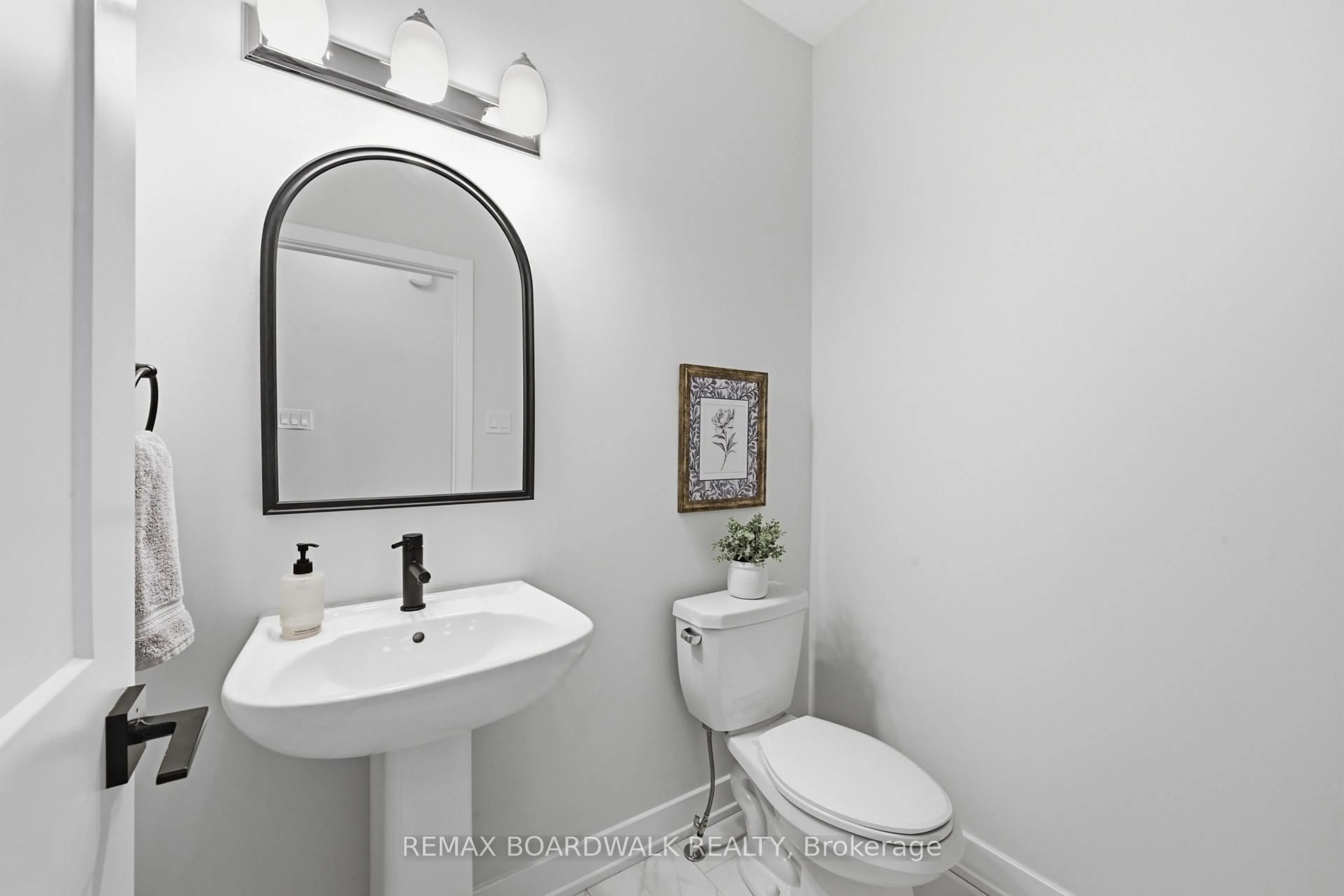 Standard bathroom, ceramic/tile floor for 5 Morrall Crt, Arnprior Ontario K7S 0J4