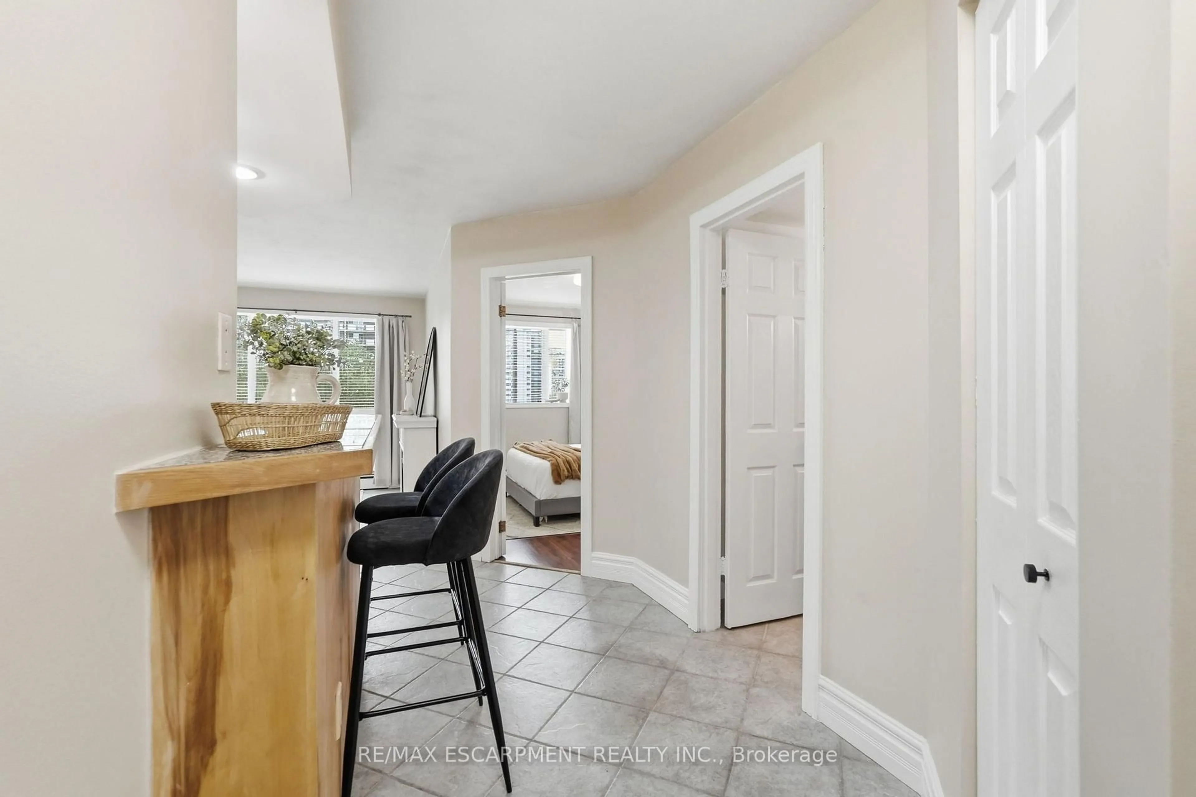 Indoor entryway for 101 Queen St #PH 802, Hamilton Ontario L8P 3R9