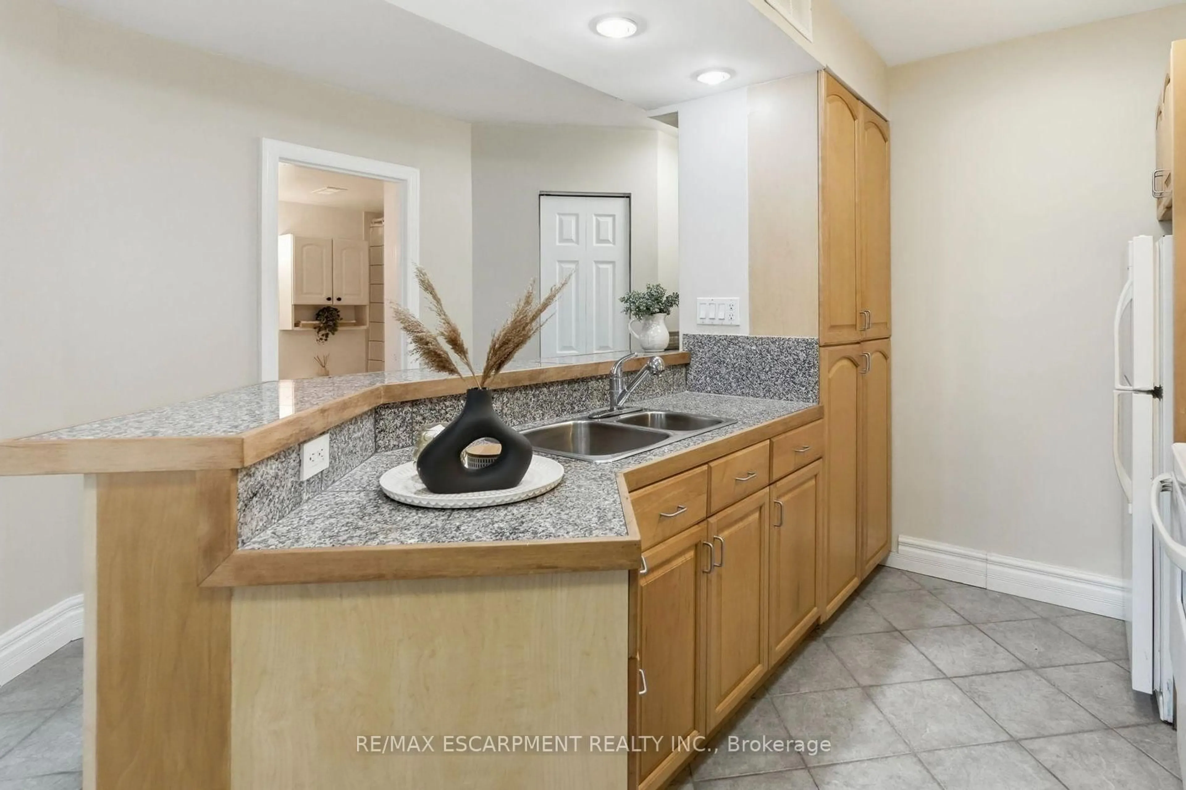 Laundry room for 101 Queen St #PH 802, Hamilton Ontario L8P 3R9