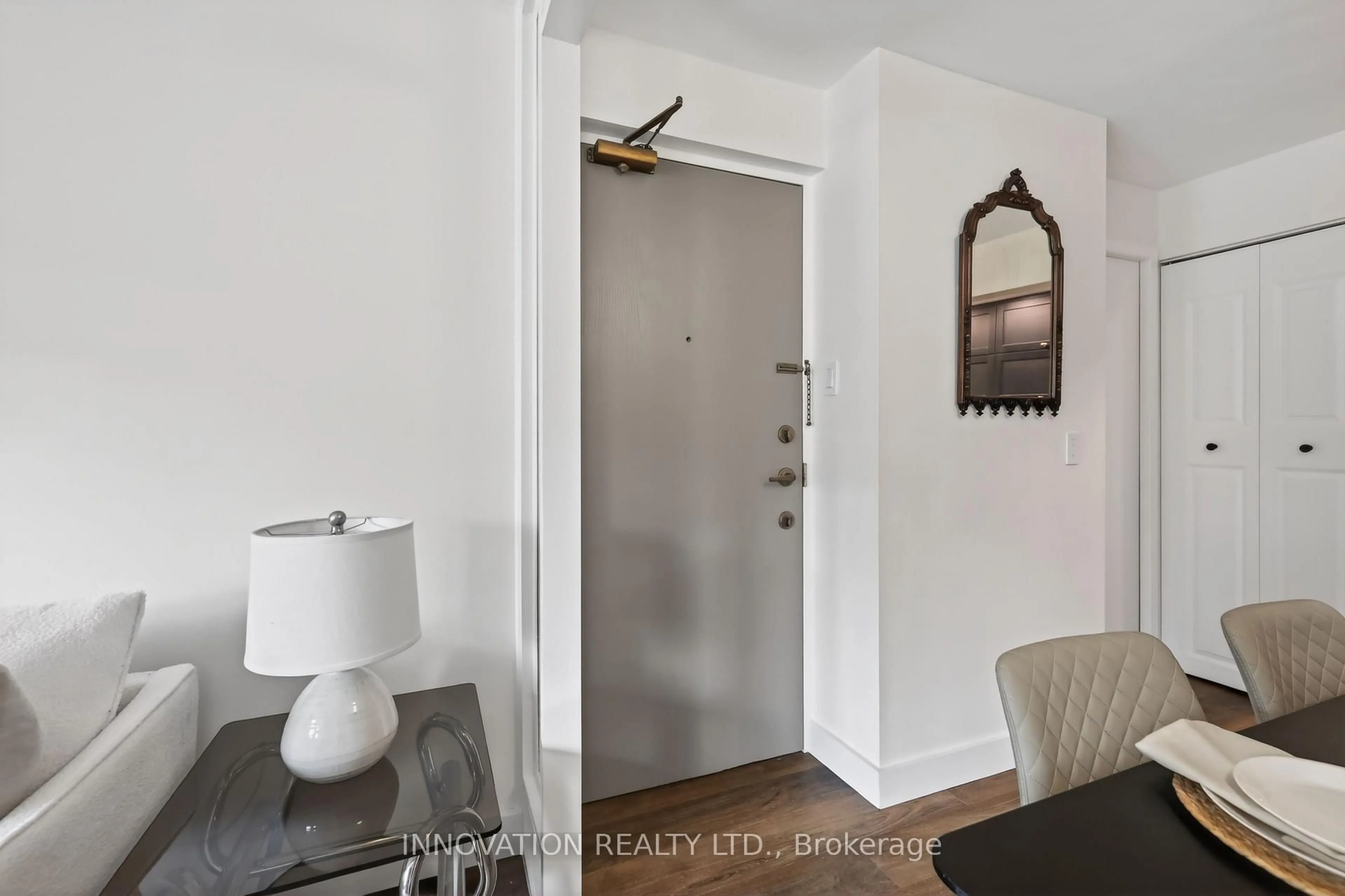 Indoor entryway for 110 Rideau Terr #1, Ottawa Ontario K1M 0Z2