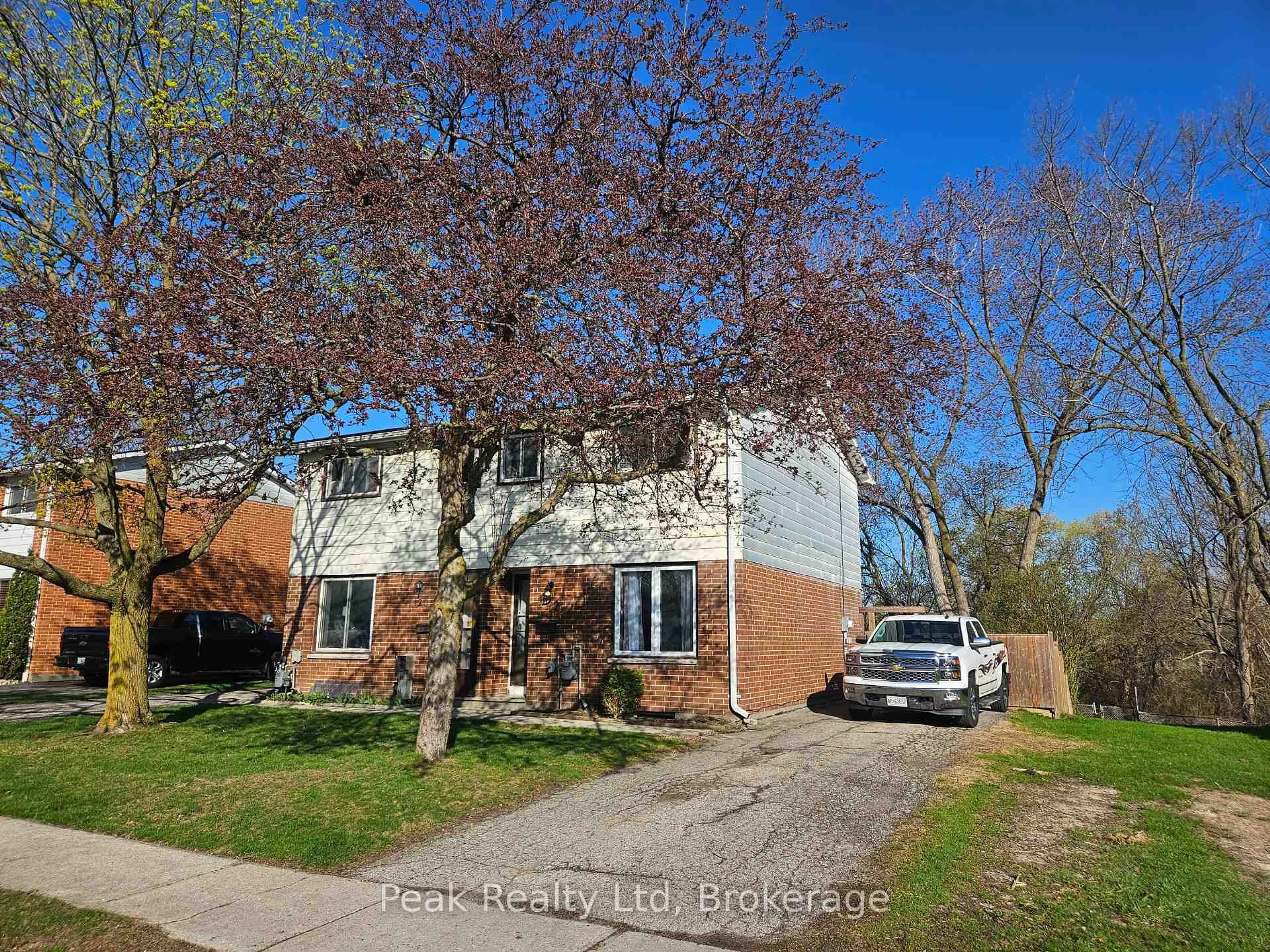 A pic from outside/outdoor area/front of a property/back of a property/a pic from drone, street for 122 Keats Dr, Woodstock Ontario N4S 8B8