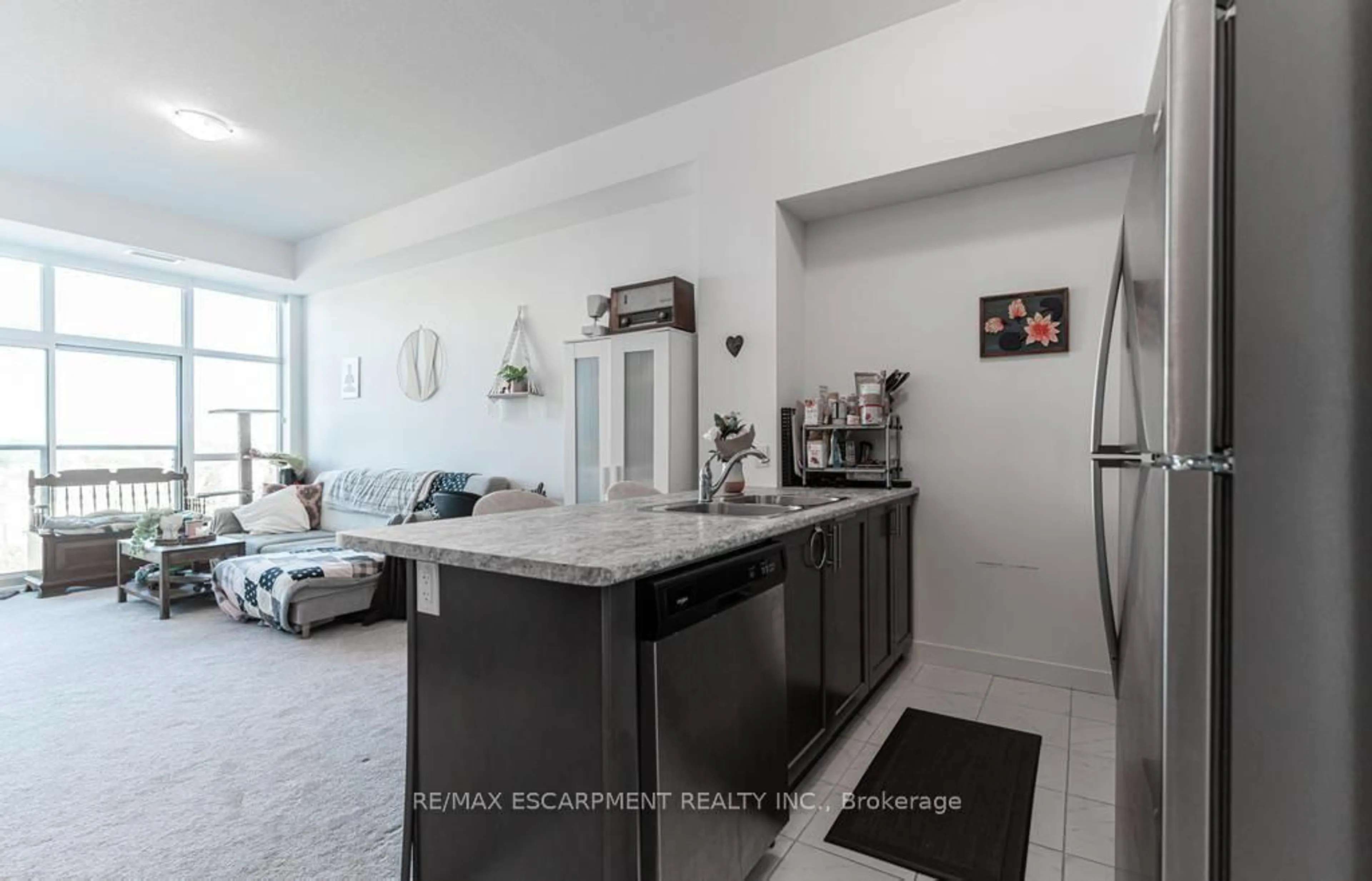 Open concept kitchen, ceramic/tile floor for 450 Dundas St #503, Hamilton Ontario L8B 1Z2