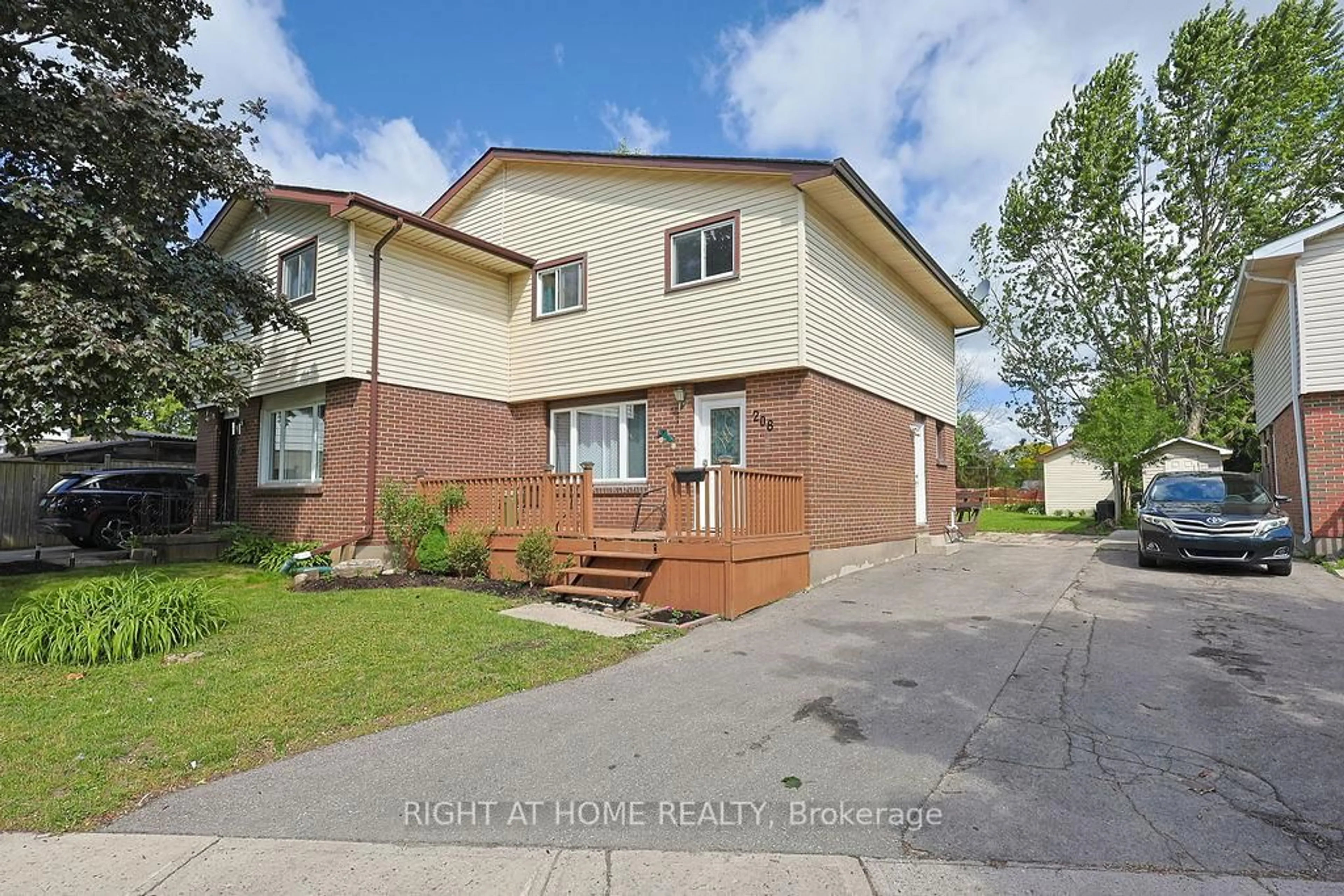 A pic from outside/outdoor area/front of a property/back of a property/a pic from drone, street for 208 Admiral Dr, London East Ontario N5V 1H8