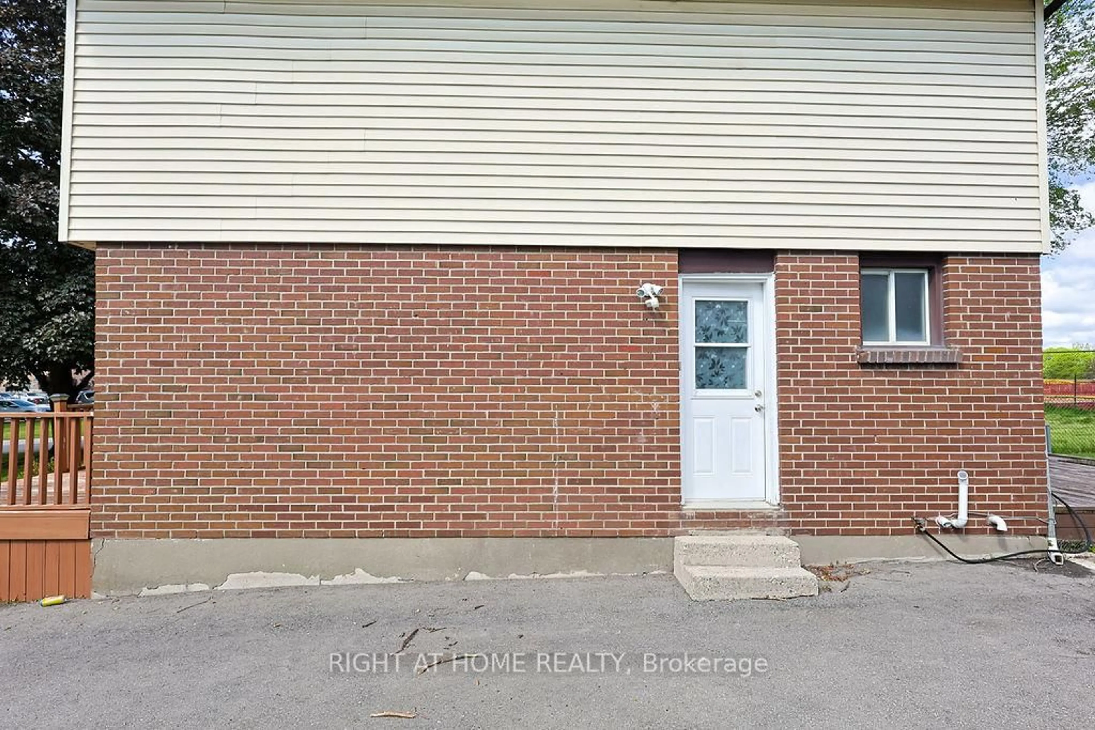 Unknown for 208 Admiral Dr, London East Ontario N5V 1H8
