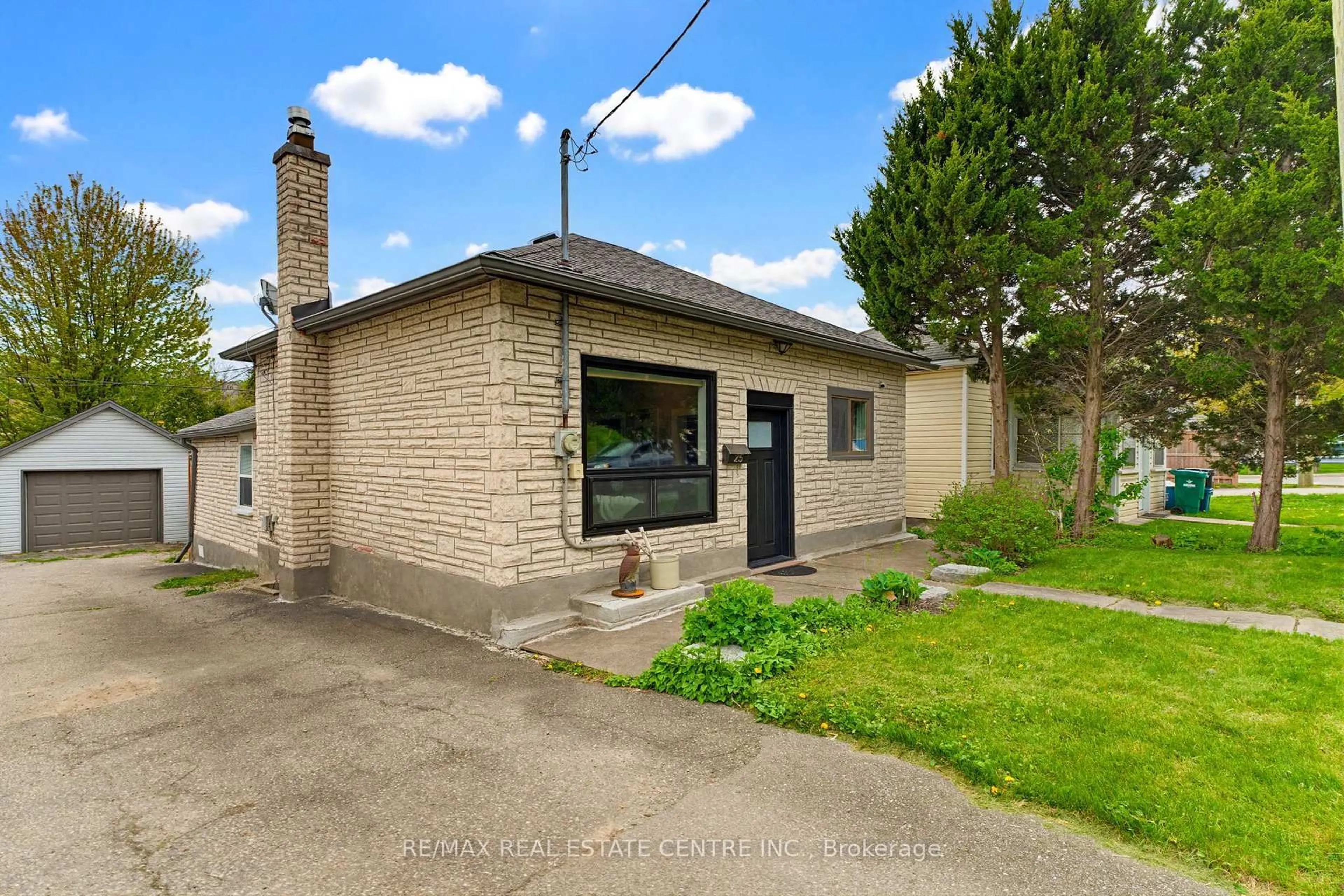 Unknown for 25 Beverly St, Cambridge Ontario N1R 3Z4