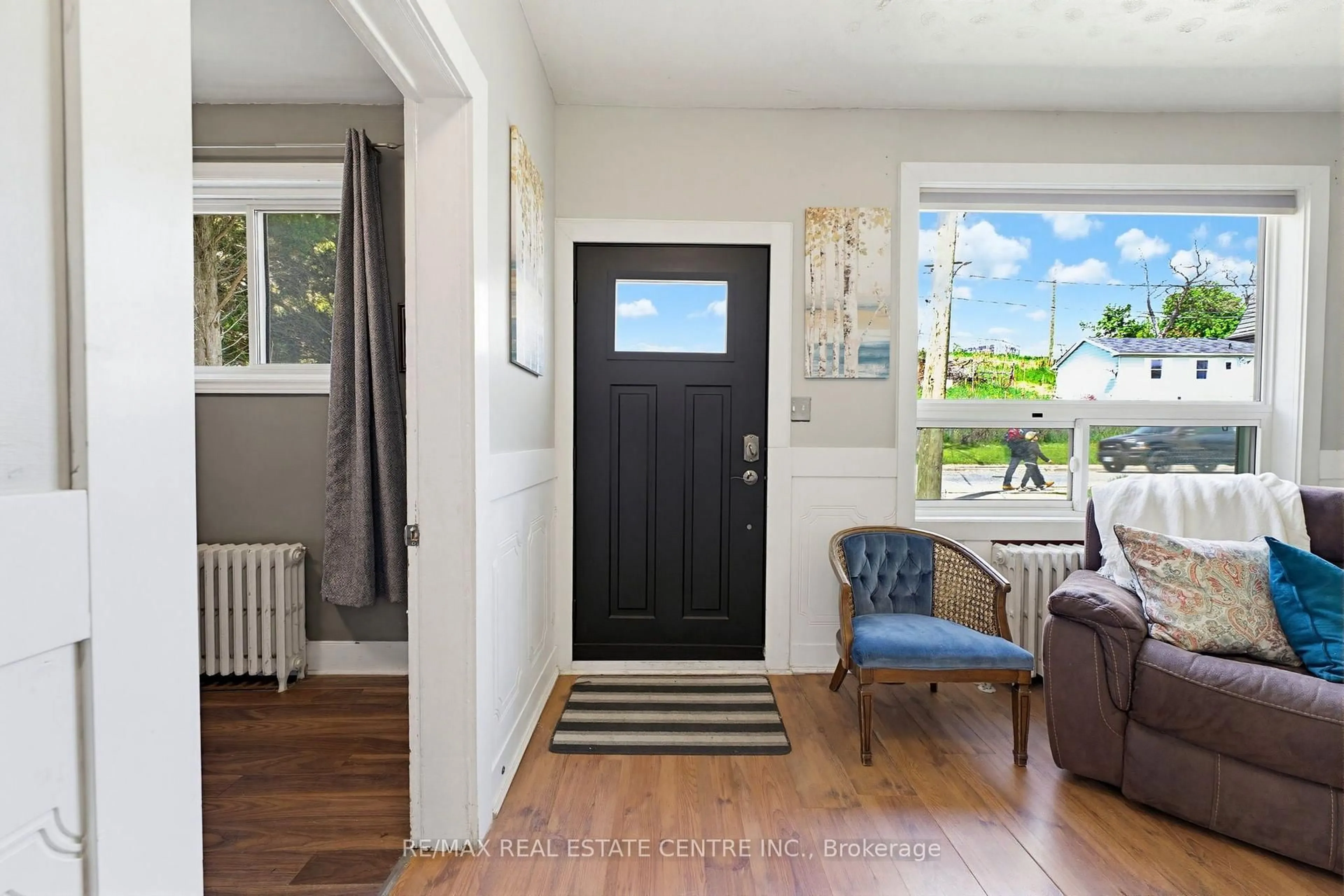 Indoor entryway for 25 Beverly St, Cambridge Ontario N1R 3Z4