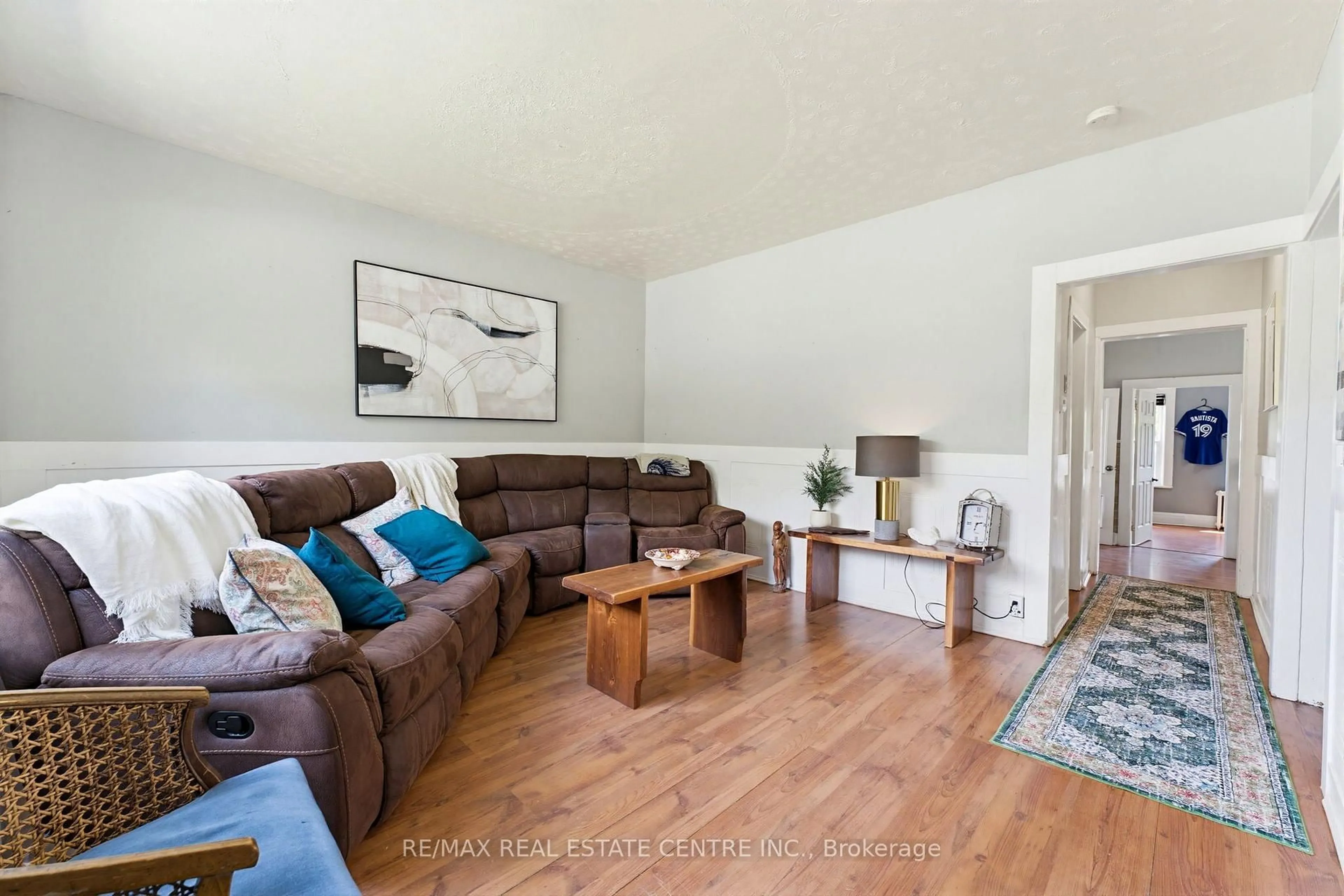 Living room with furniture, wood/laminate floor for 25 Beverly St, Cambridge Ontario N1R 3Z4