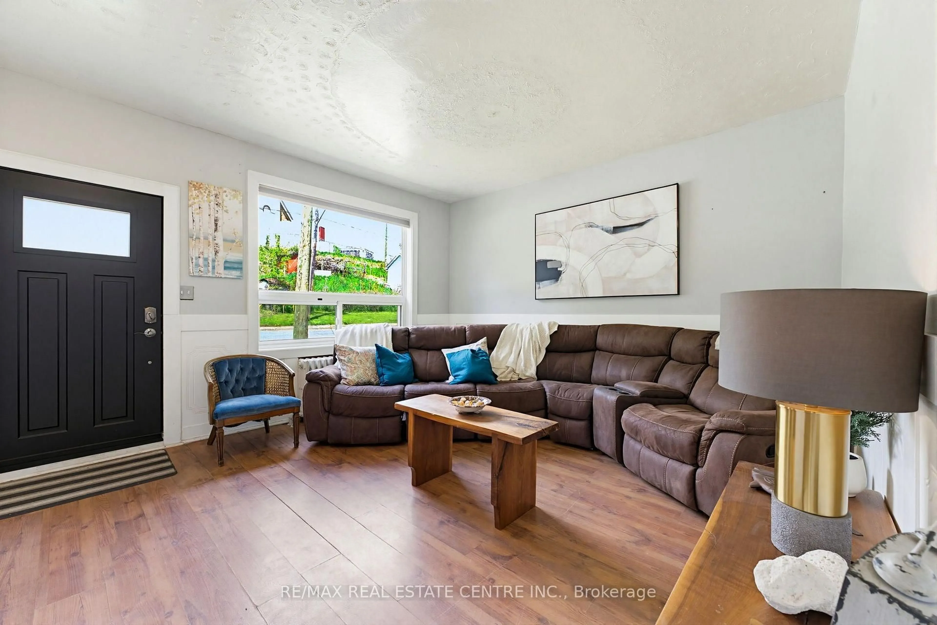 Living room with furniture, unknown for 25 Beverly St, Cambridge Ontario N1R 3Z4