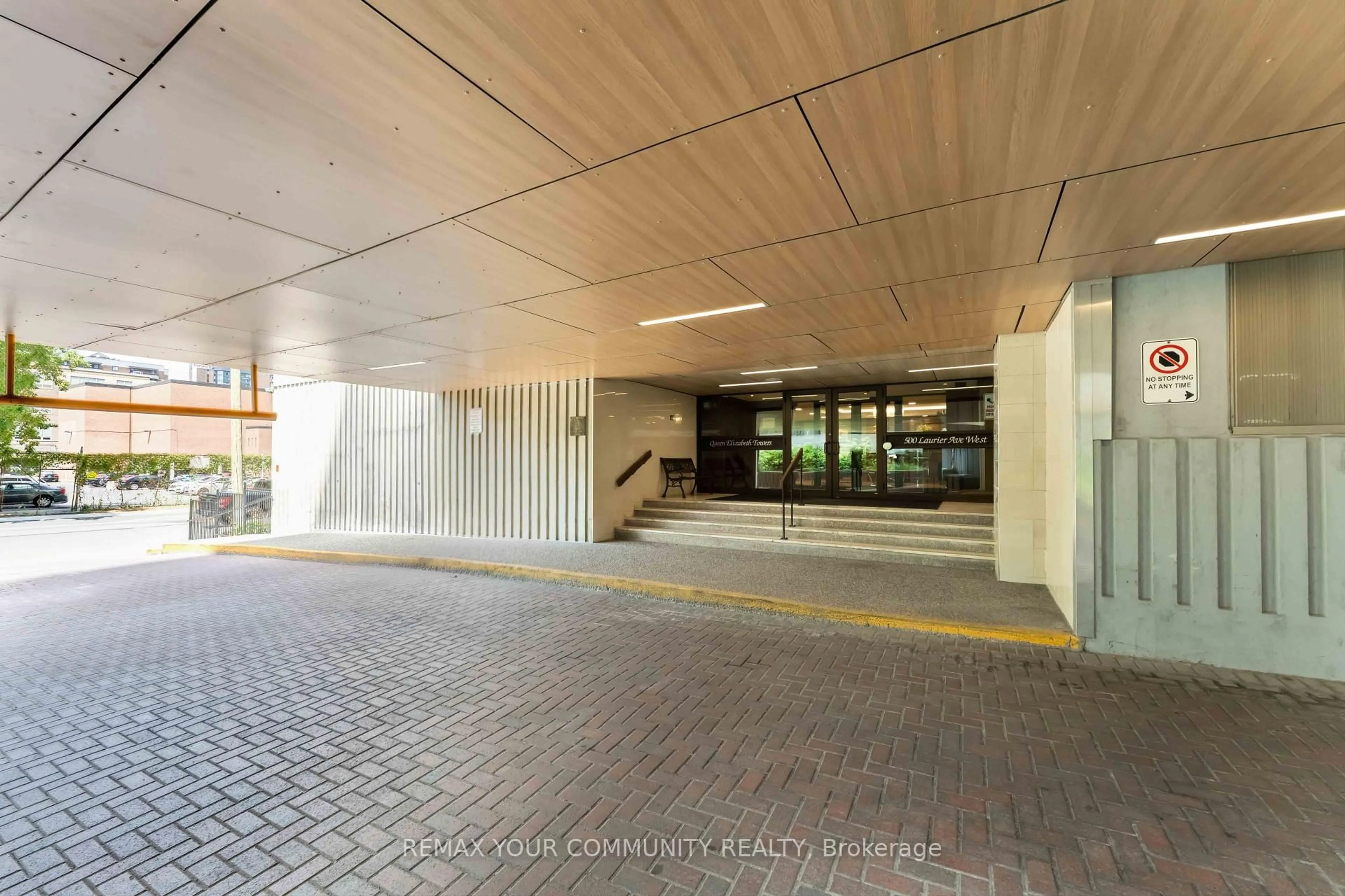 Indoor foyer for 500 Laurier Ave #608, Ottawa Ontario K1R 5E1