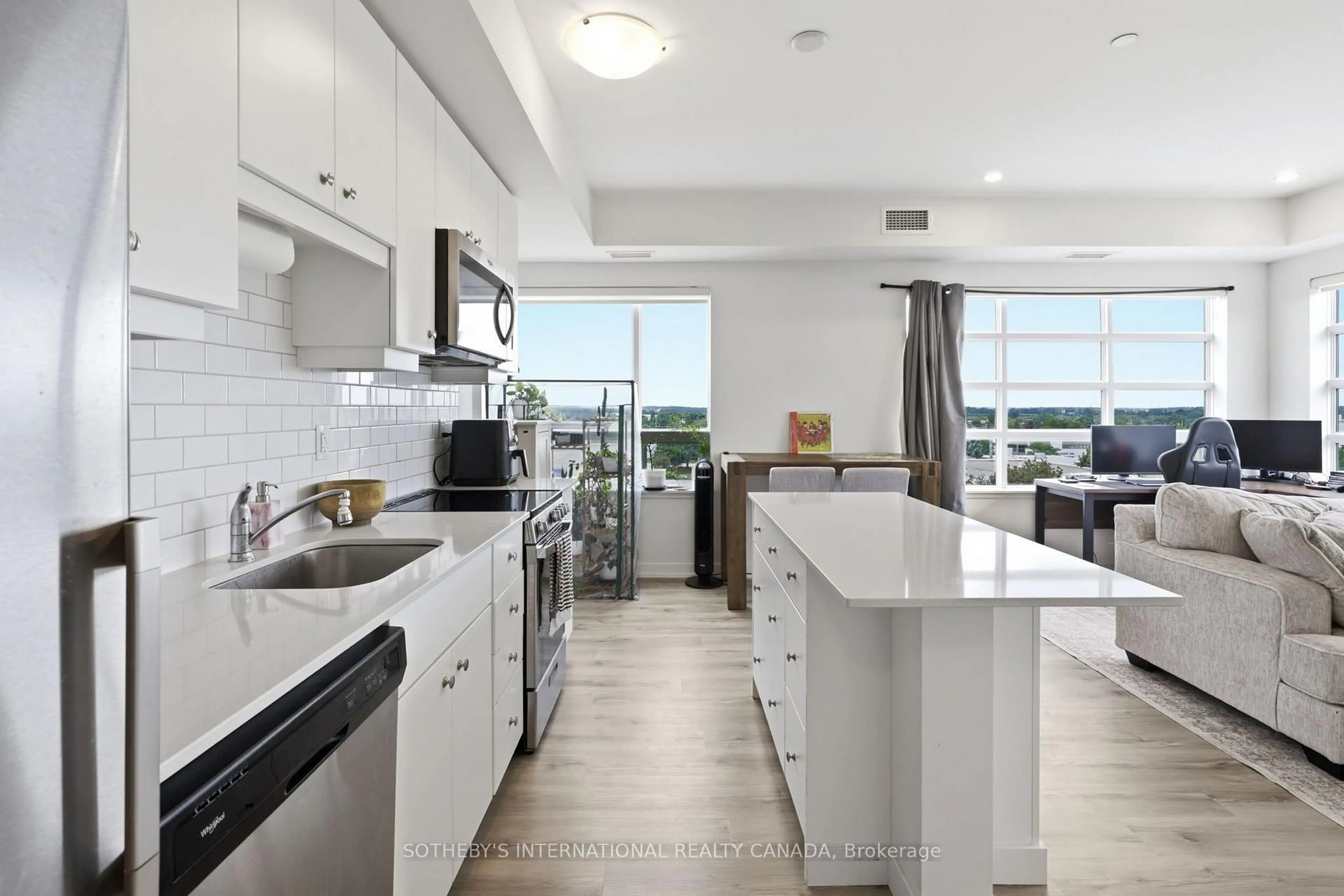 Open concept kitchen, ceramic/tile floor for 247 Northfield Dr #514, Waterloo Ontario N2K 0H1