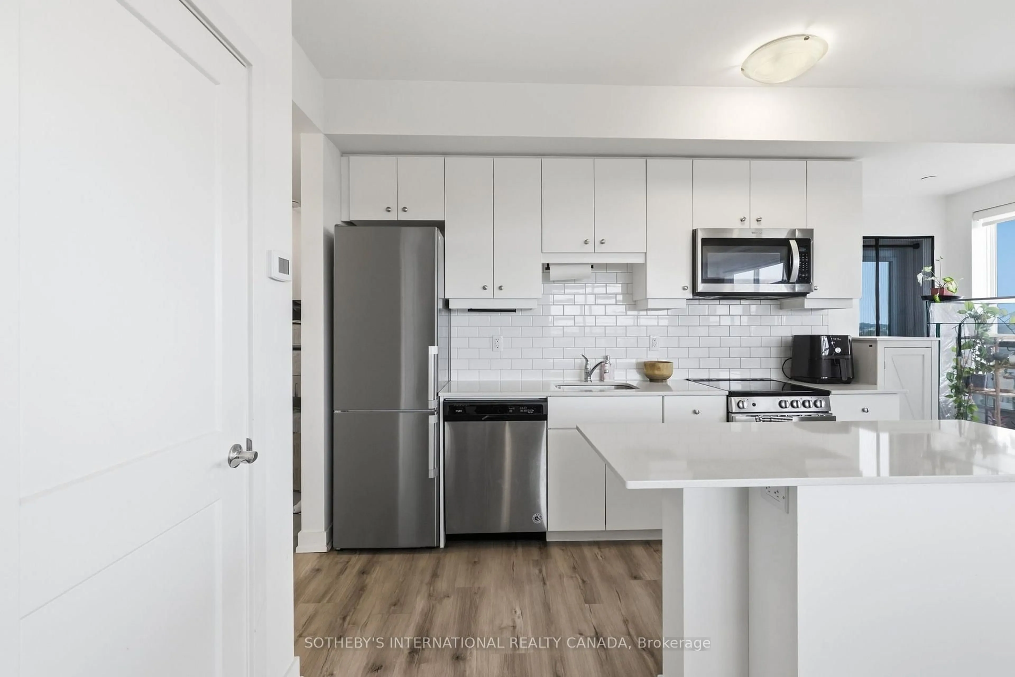 Standard kitchen, unknown for 247 Northfield Dr #514, Waterloo Ontario N2K 0H1