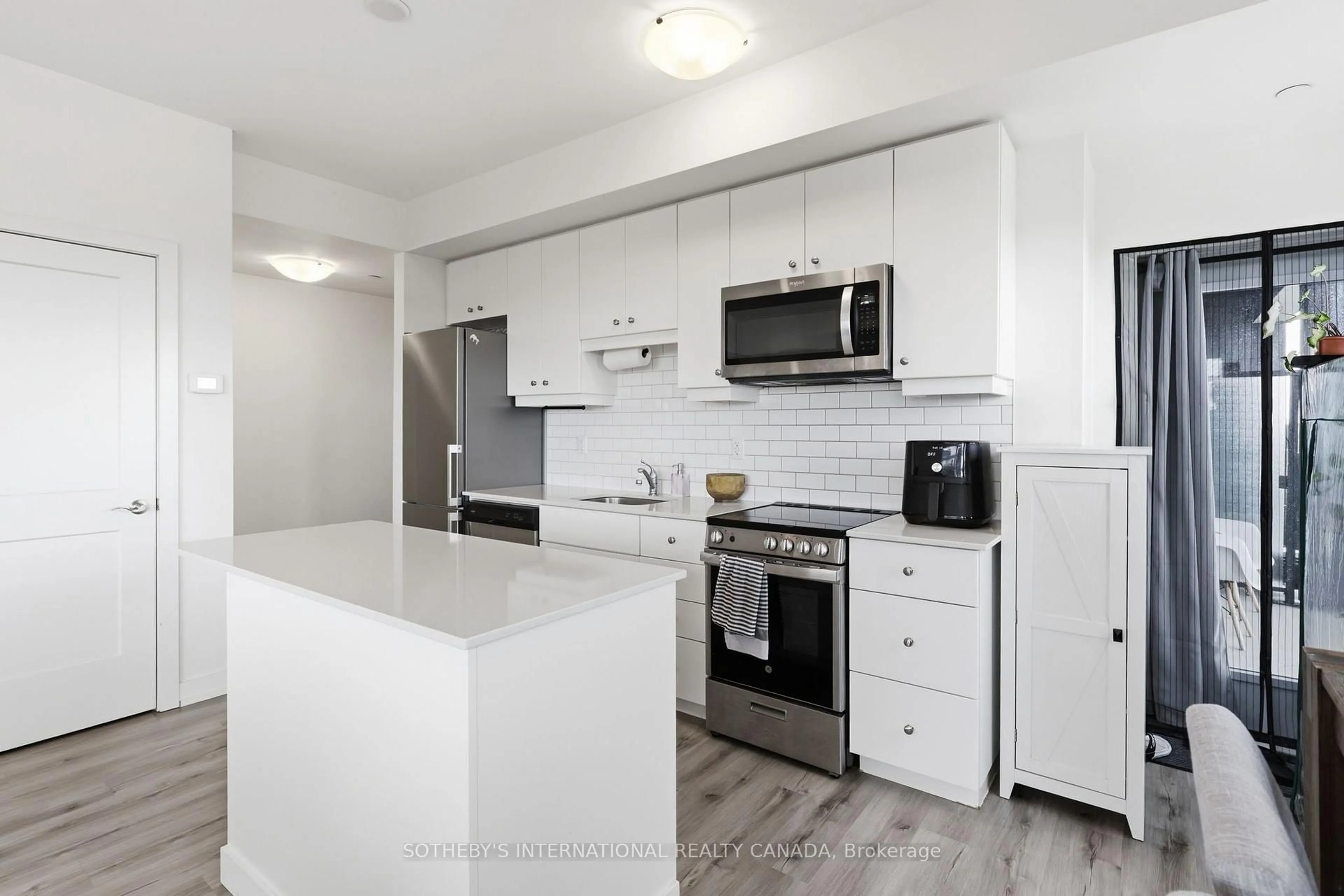 Standard kitchen, unknown for 247 Northfield Dr #514, Waterloo Ontario N2K 0H1