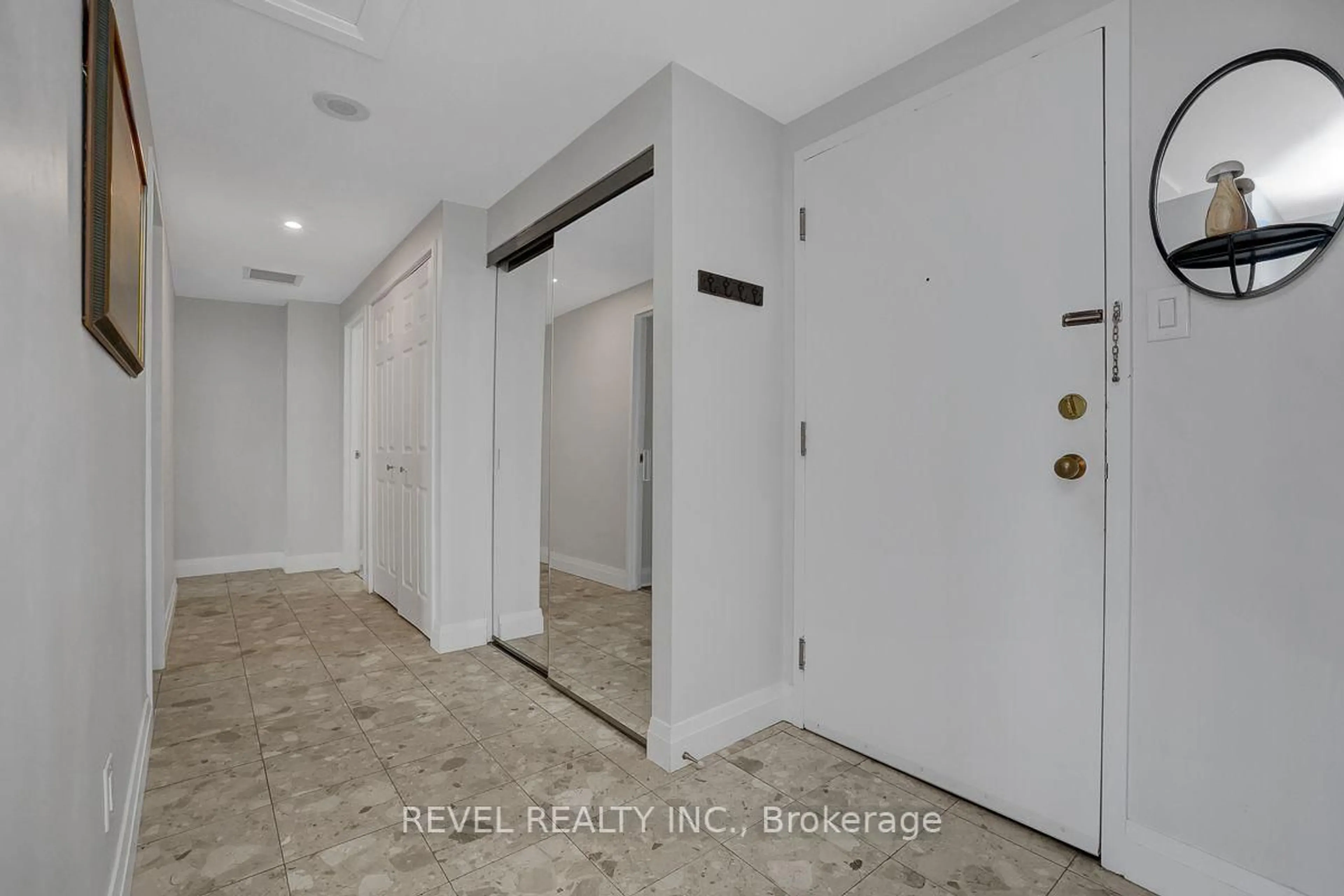 Indoor entryway for 556 Laurier Ave #2003, Ottawa Ontario K1R 7X2