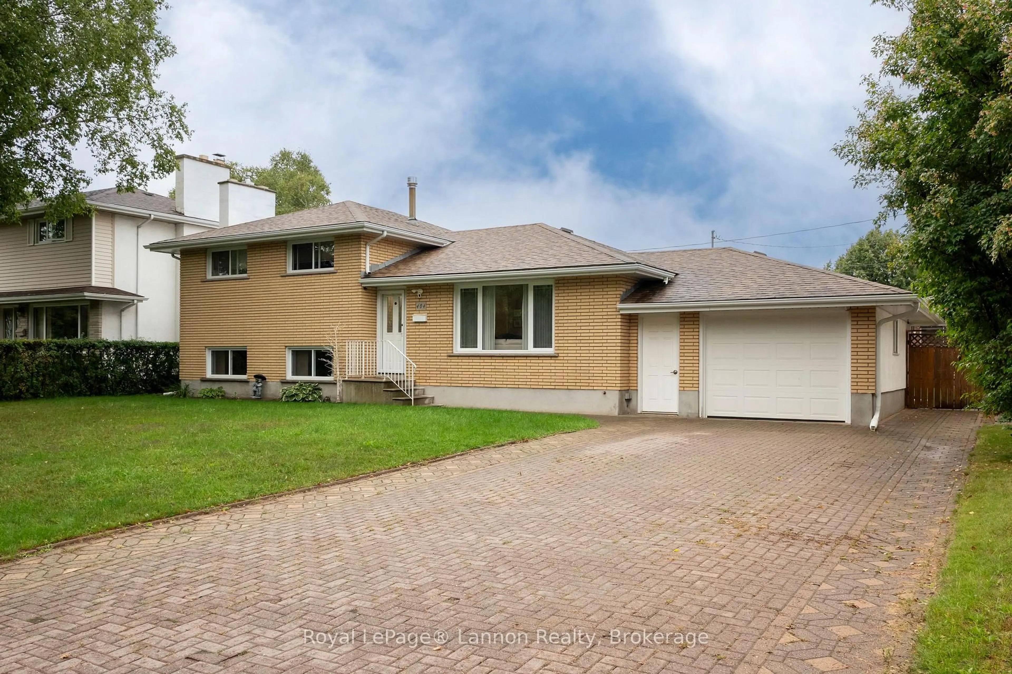 Home with vinyl exterior material, street for 404 Riverview Dr, Thunder Bay Ontario P7C 1R6