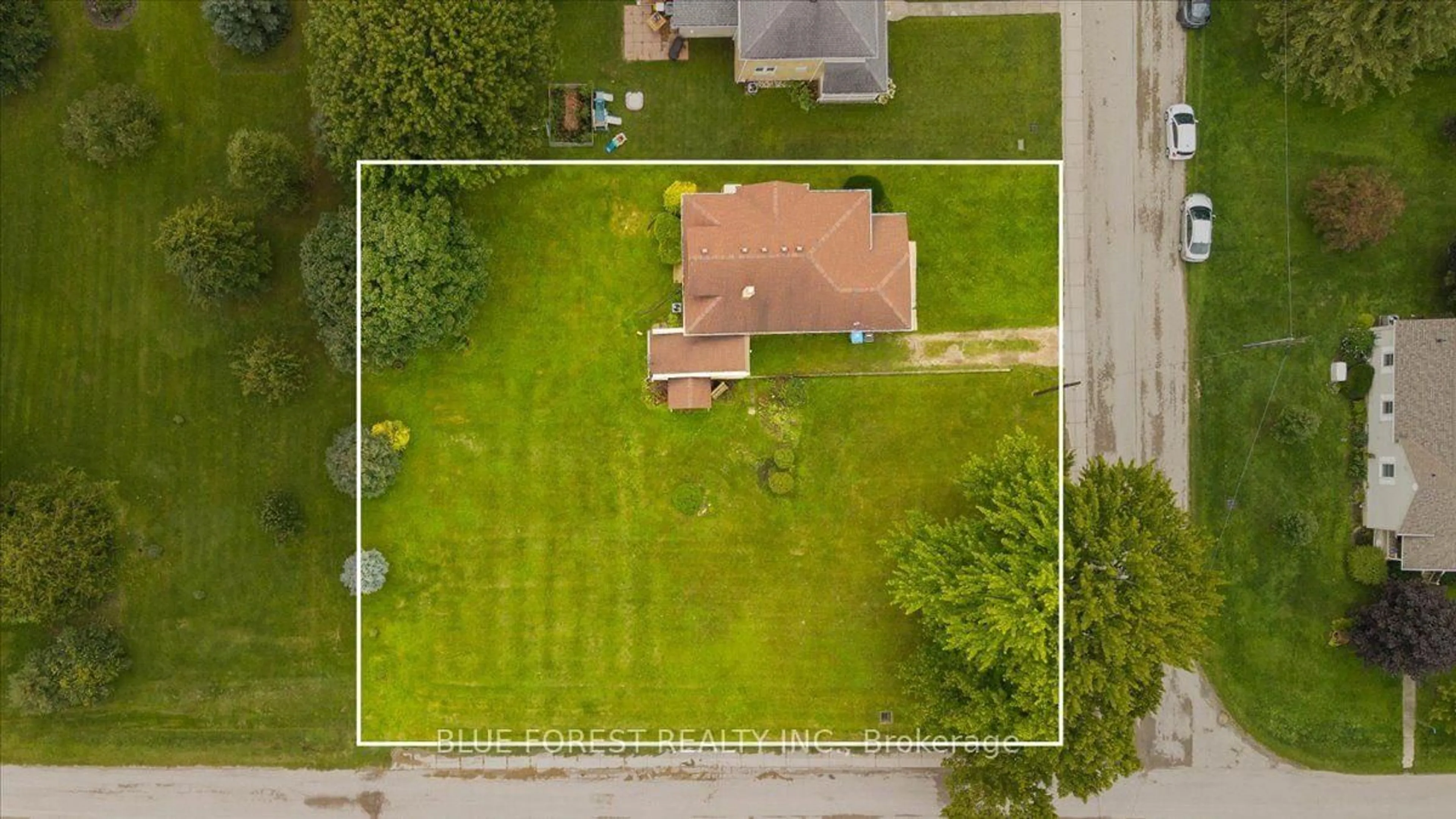 A pic from outside/outdoor area/front of a property/back of a property/a pic from drone, street for 144 Clyde St, Adelaide Metcalfe Ontario N0M 2B0