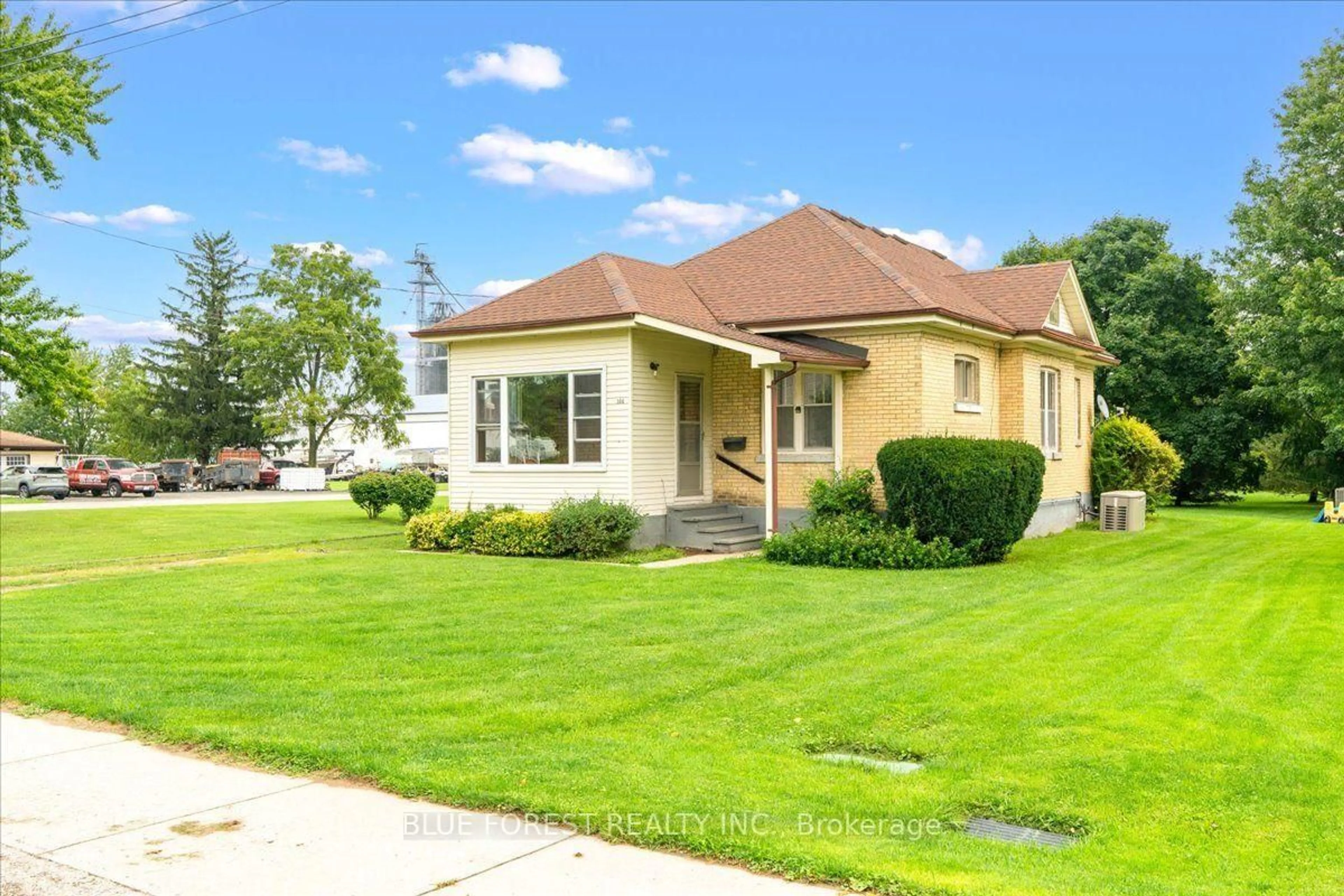 Home with vinyl exterior material, street for 144 Clyde St, Adelaide Metcalfe Ontario N0M 2B0
