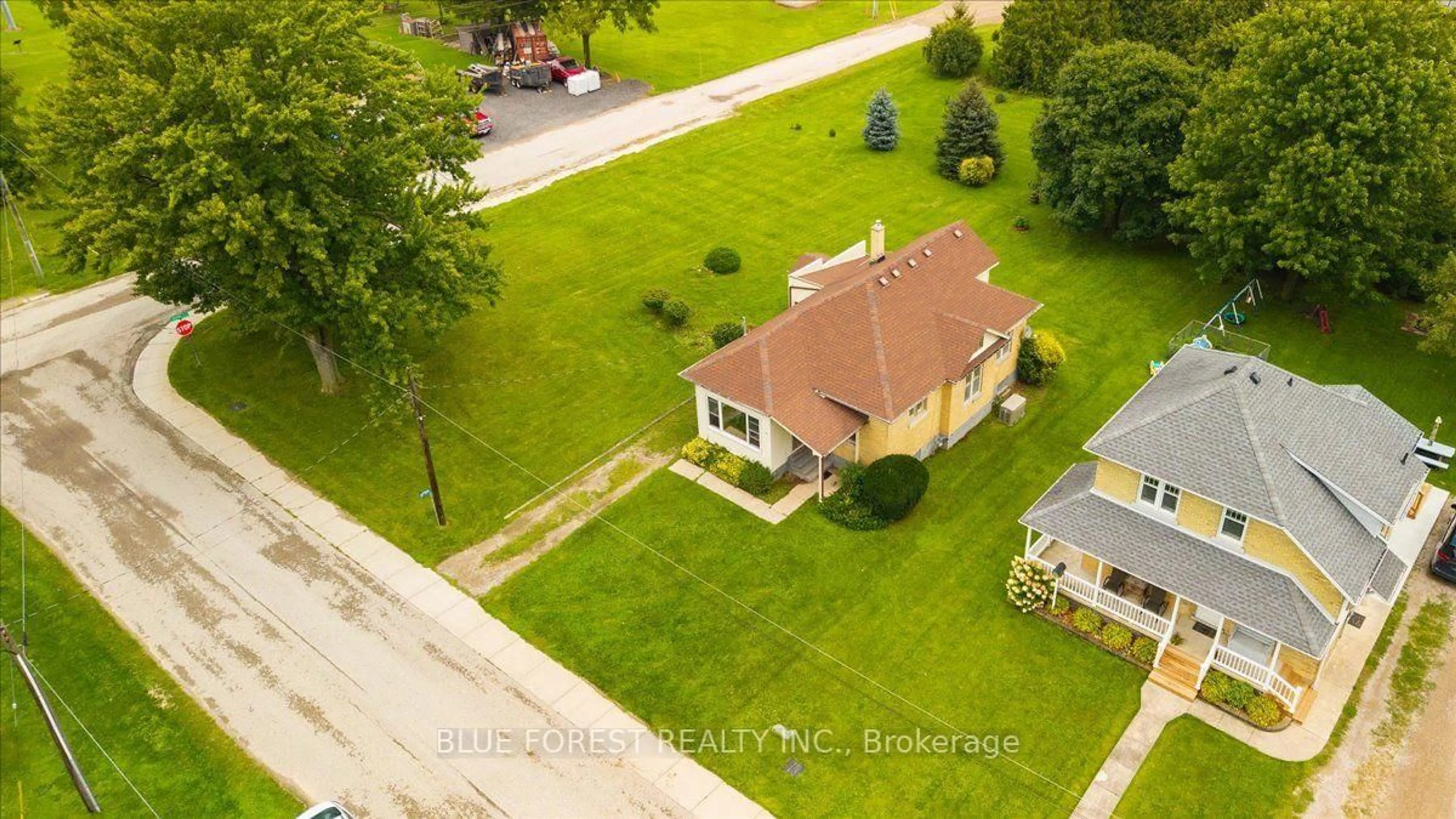 A pic from outside/outdoor area/front of a property/back of a property/a pic from drone, street for 144 Clyde St, Adelaide Metcalfe Ontario N0M 2B0