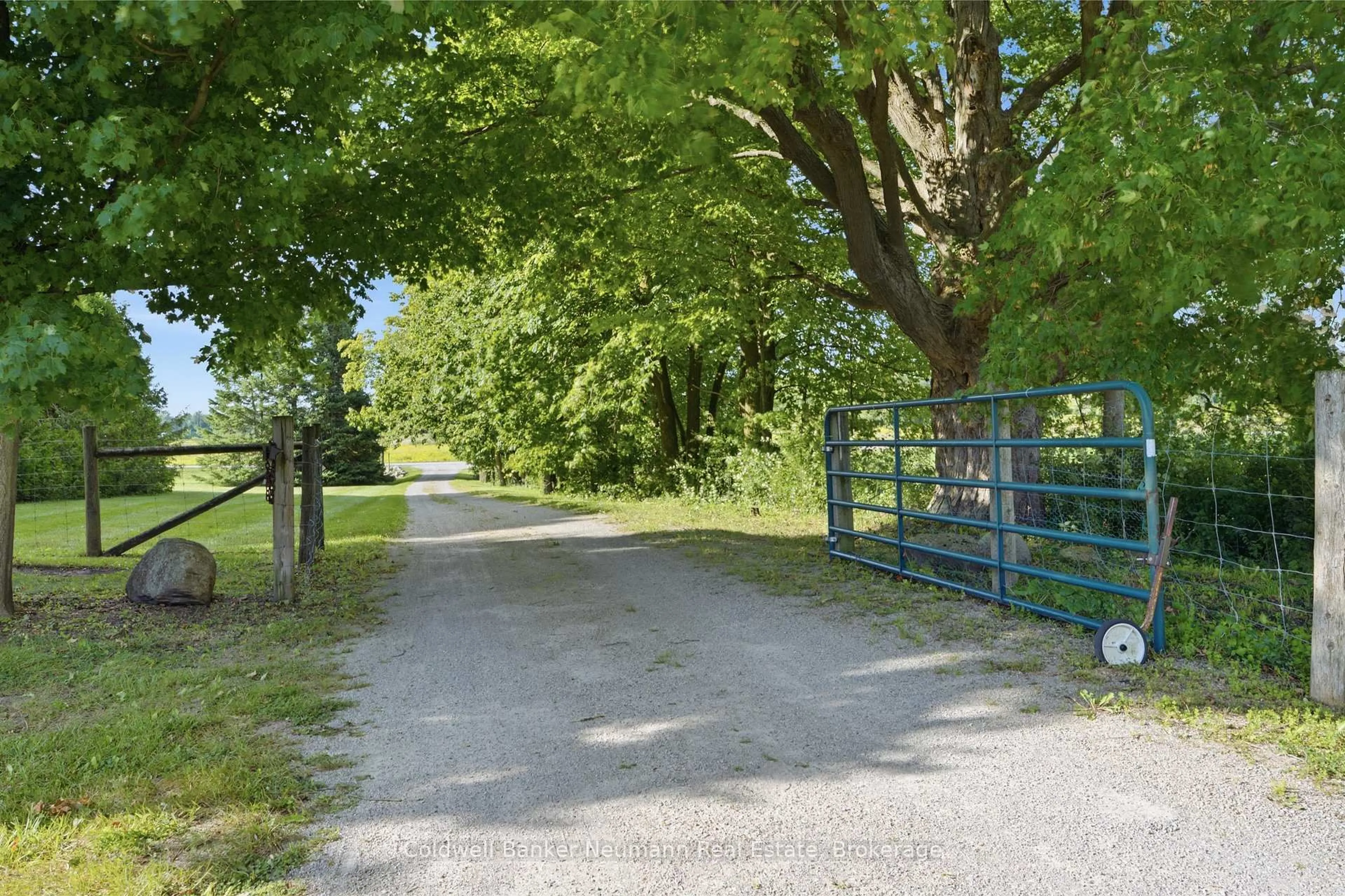 A pic from outside/outdoor area/front of a property/back of a property/a pic from drone, street for 1926 Gore Rd, Puslinch Ontario N0B 2J0