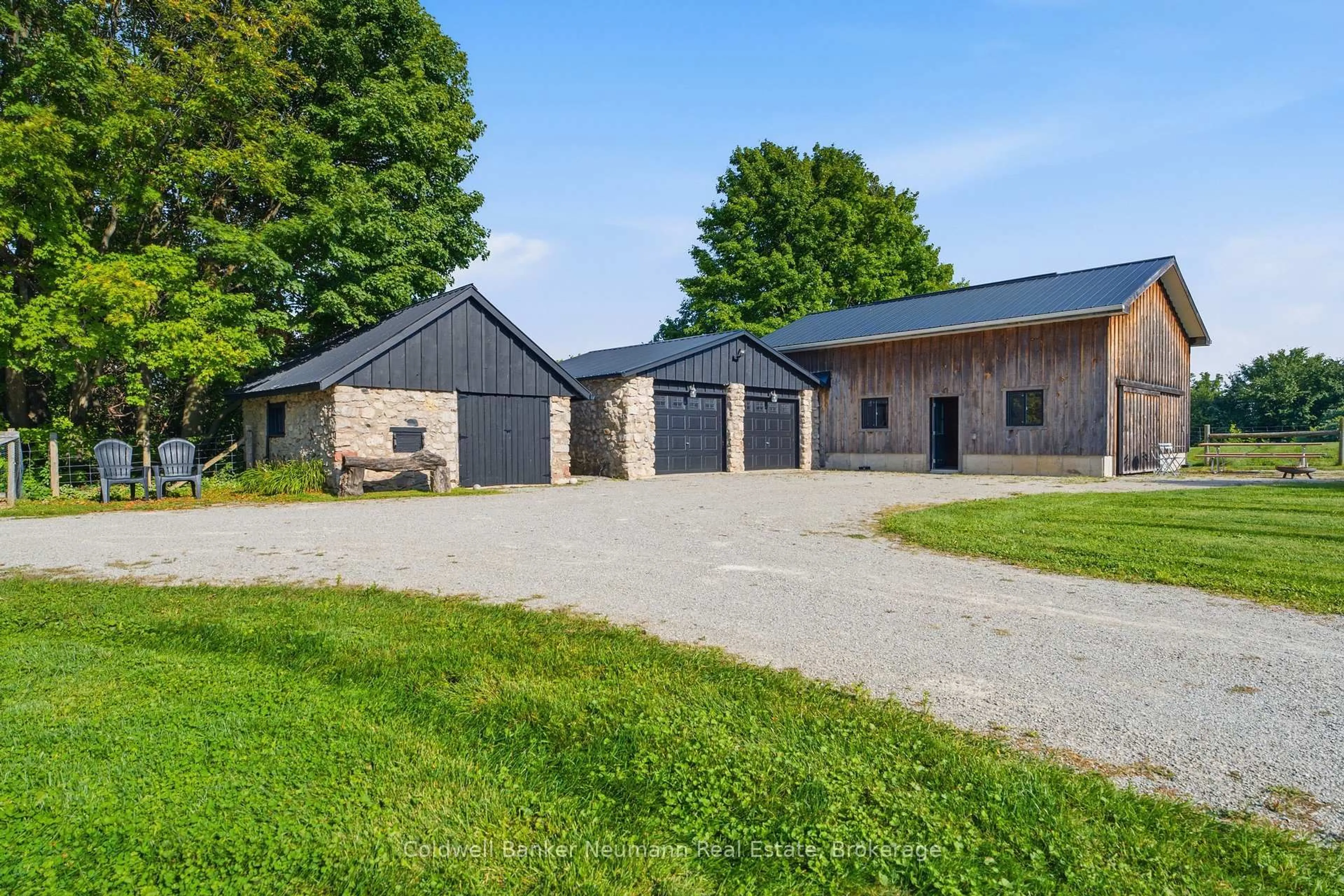 A pic from outside/outdoor area/front of a property/back of a property/a pic from drone, building for 1926 Gore Rd, Puslinch Ontario N0B 2J0