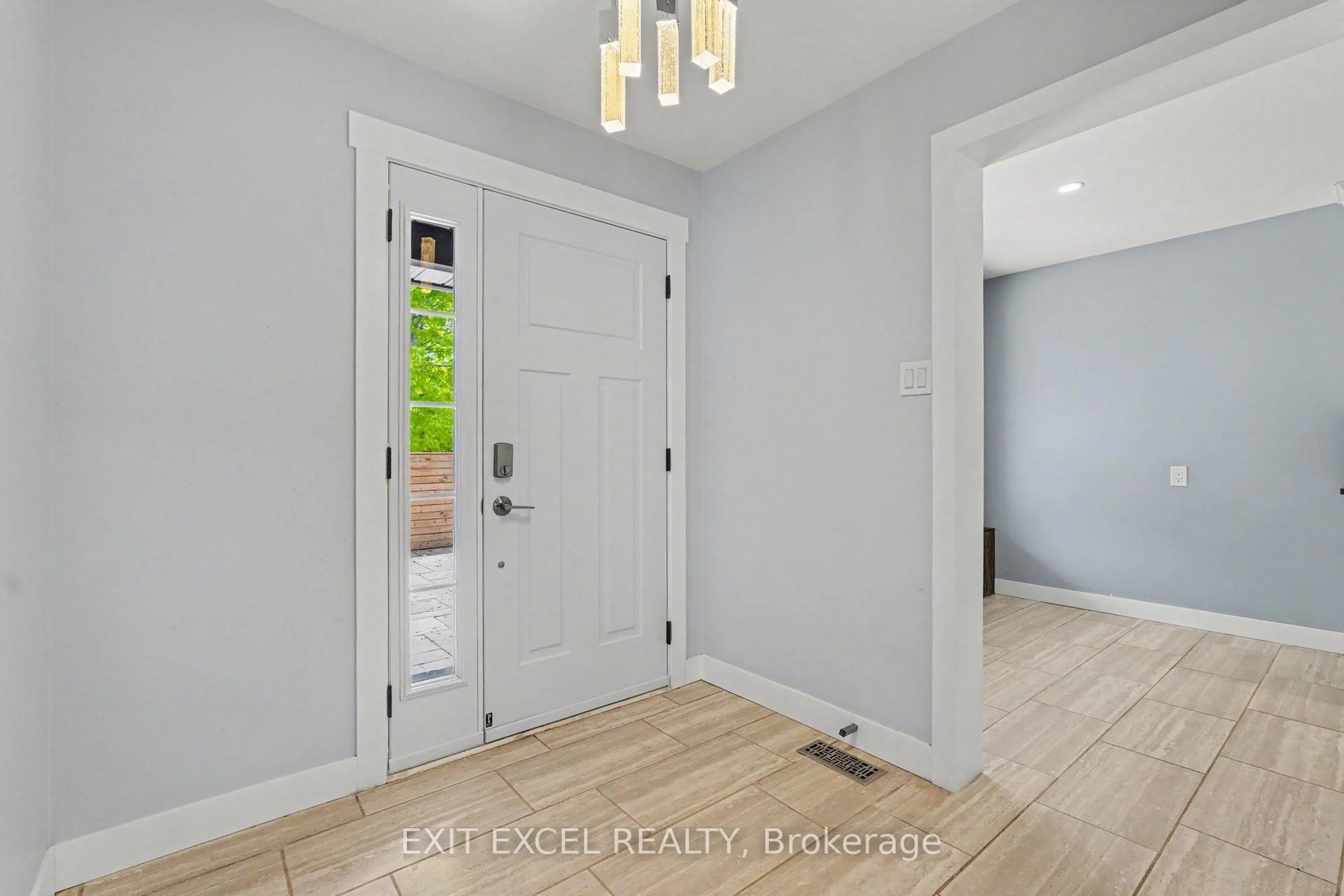 Indoor entryway for 16 Lima Way, Ottawa Ontario K2J 3G6