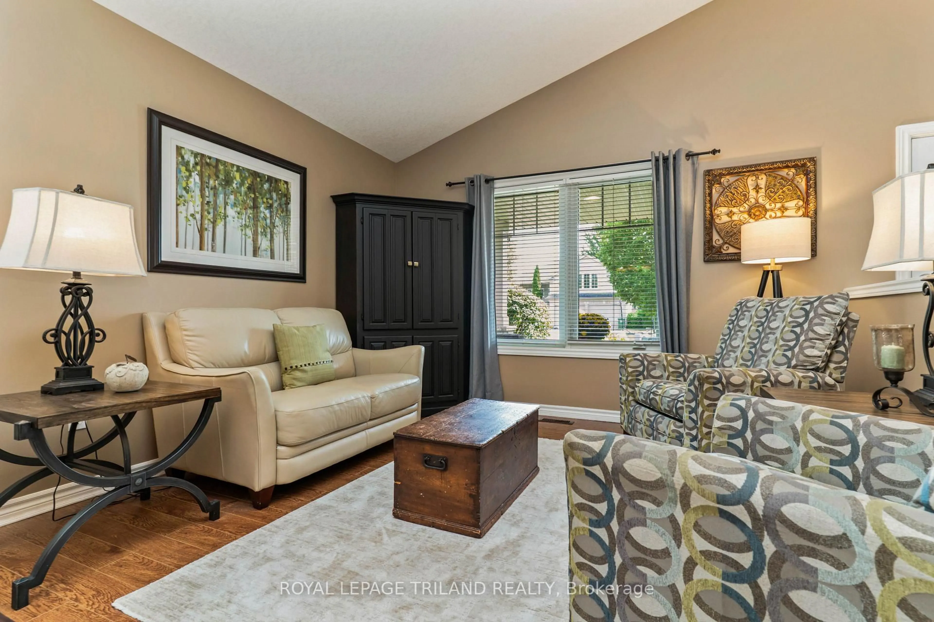 Living room with furniture, unknown for 5 SANDPIPER Pl, St. Thomas Ontario N5R 0A9