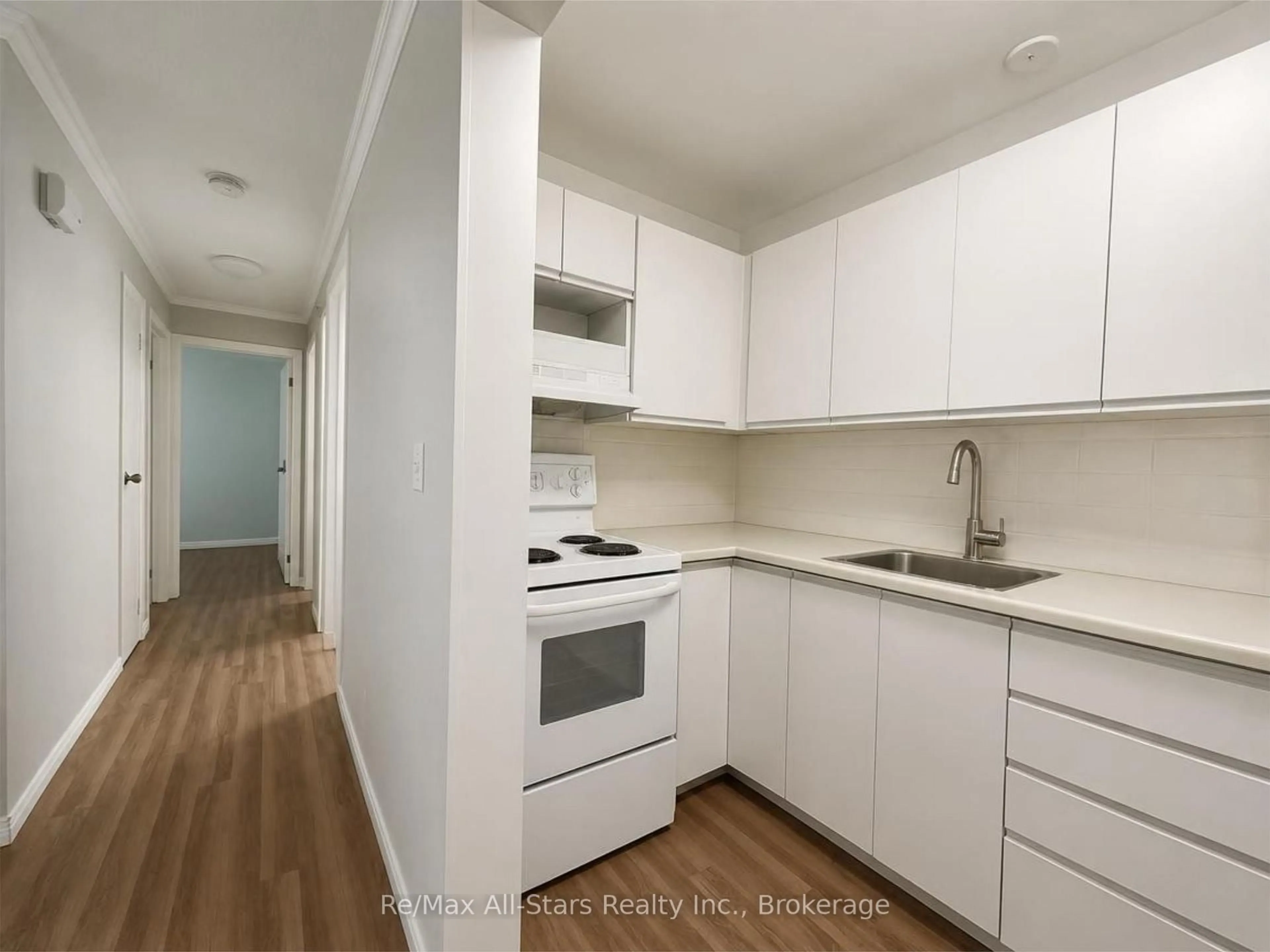 Standard kitchen, wood/laminate floor for 15 Clifton St #101, Kawartha Lakes Ontario K0M 1N0
