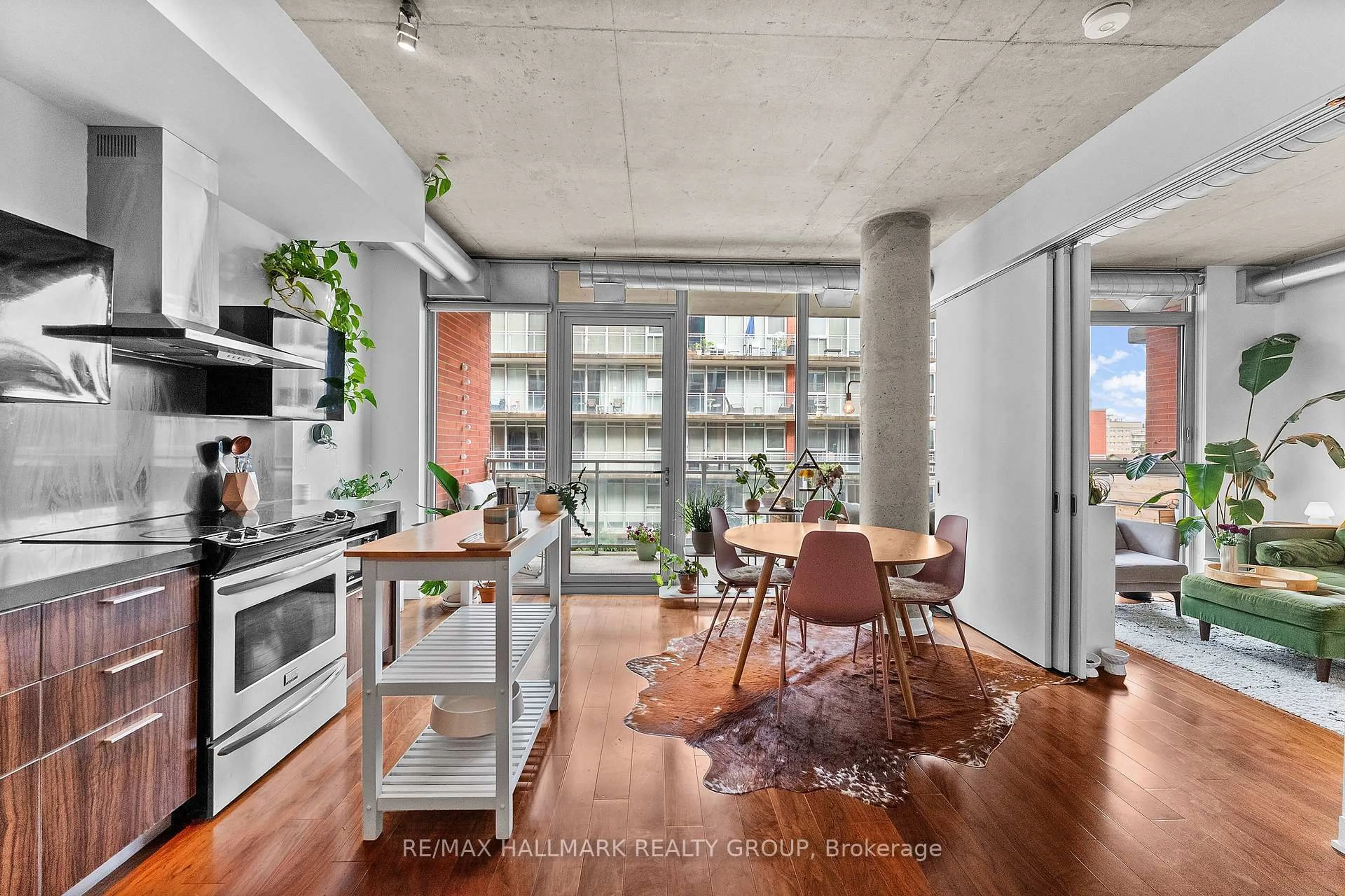 Open concept kitchen, cement floor for 360 Mcleod St #515, Ottawa Ontario K2P 1A9
