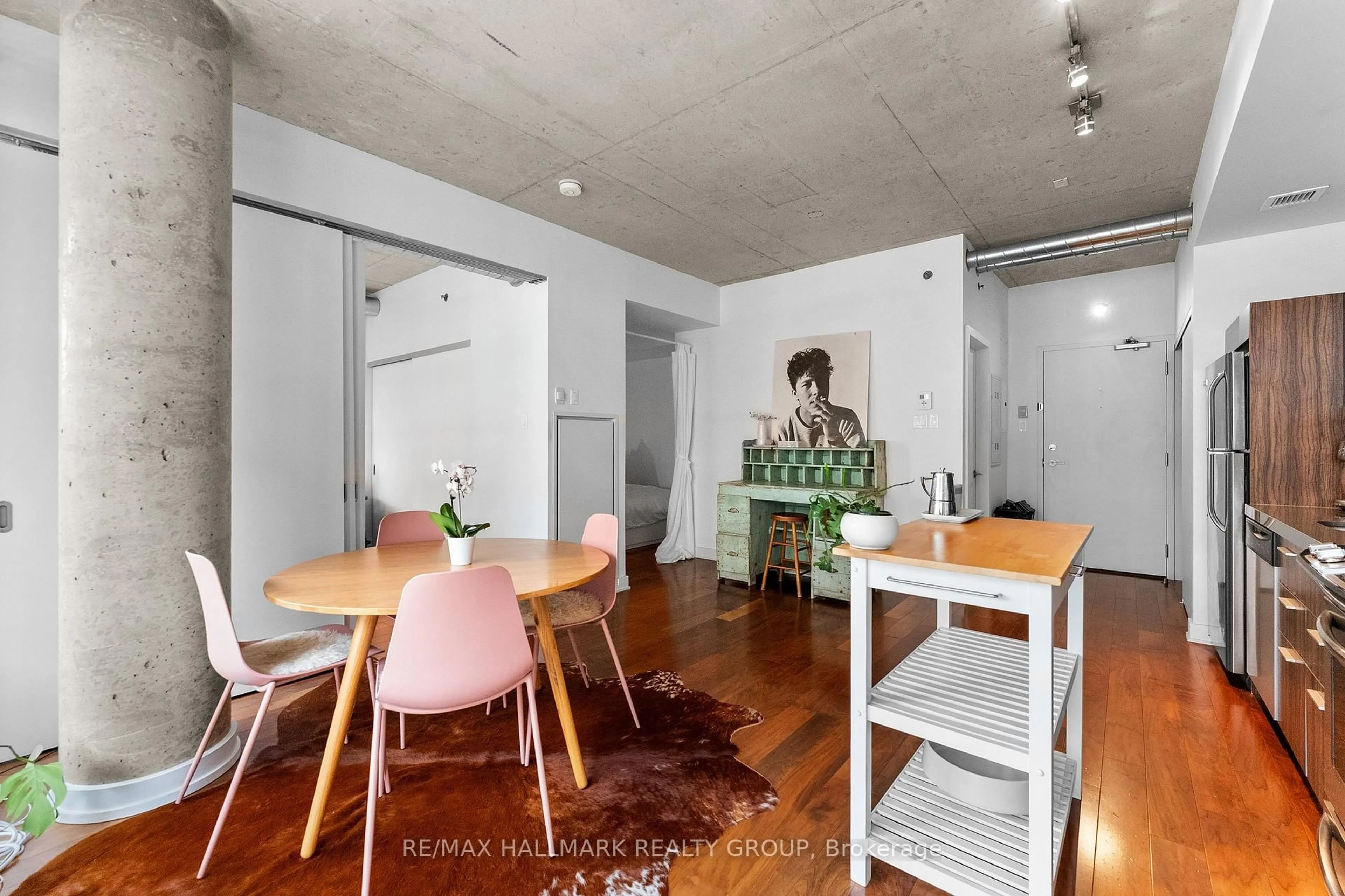 A pic of a room for 360 Mcleod St #515, Ottawa Ontario K2P 1A9