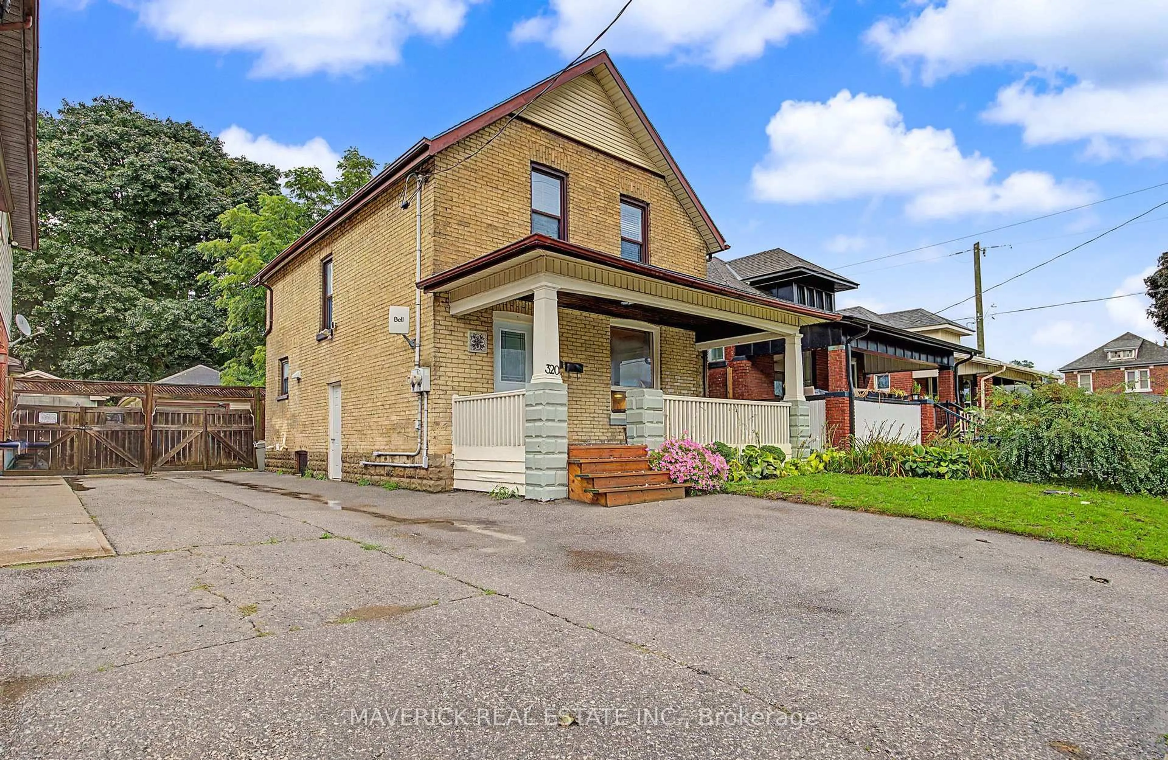 A pic from outside/outdoor area/front of a property/back of a property/a pic from drone, street for 320 ASHLAND Ave, London East Ontario N5W 4E6
