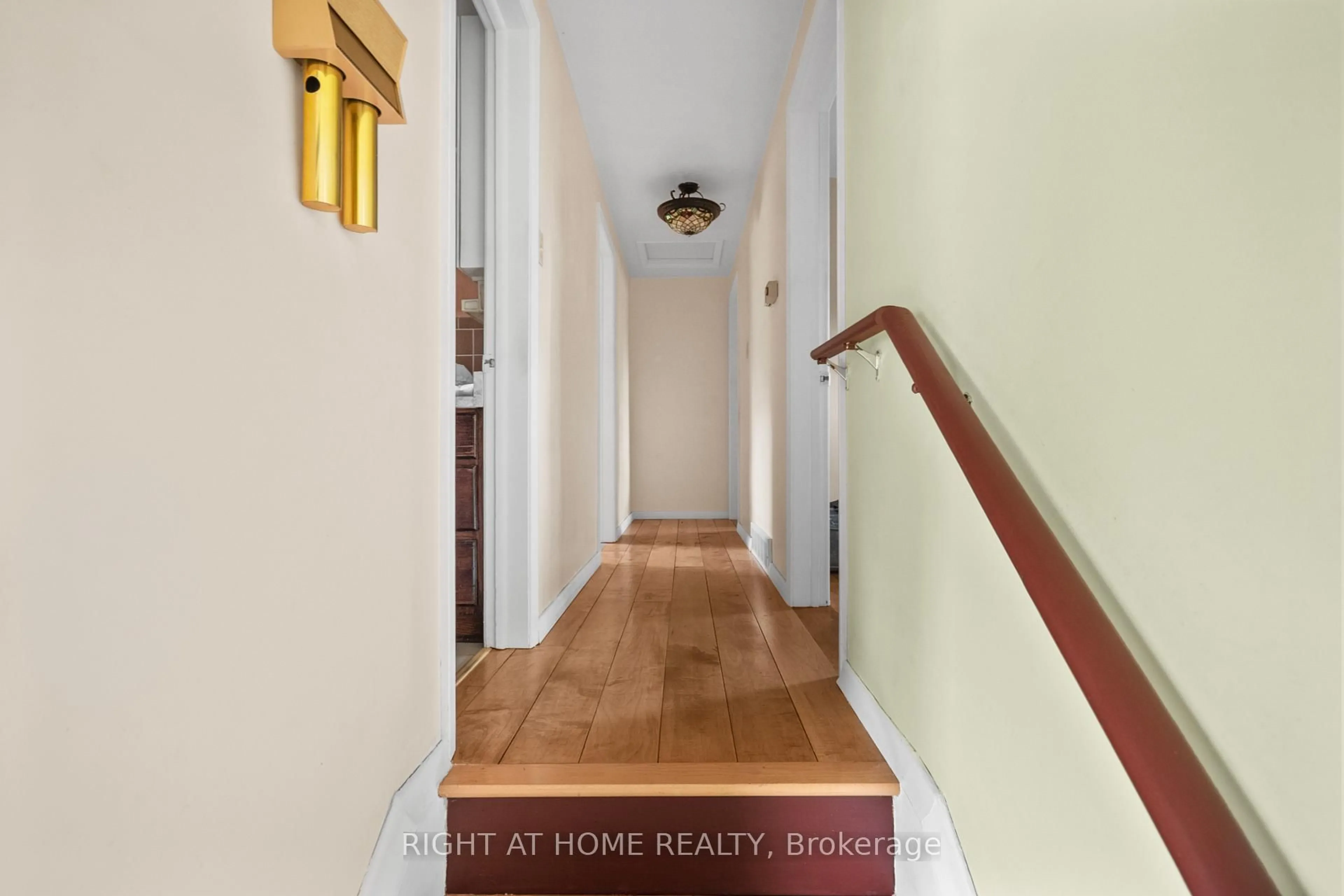 Indoor entryway for 776 Sunninghill Ave, London North Ontario N6H 3L8