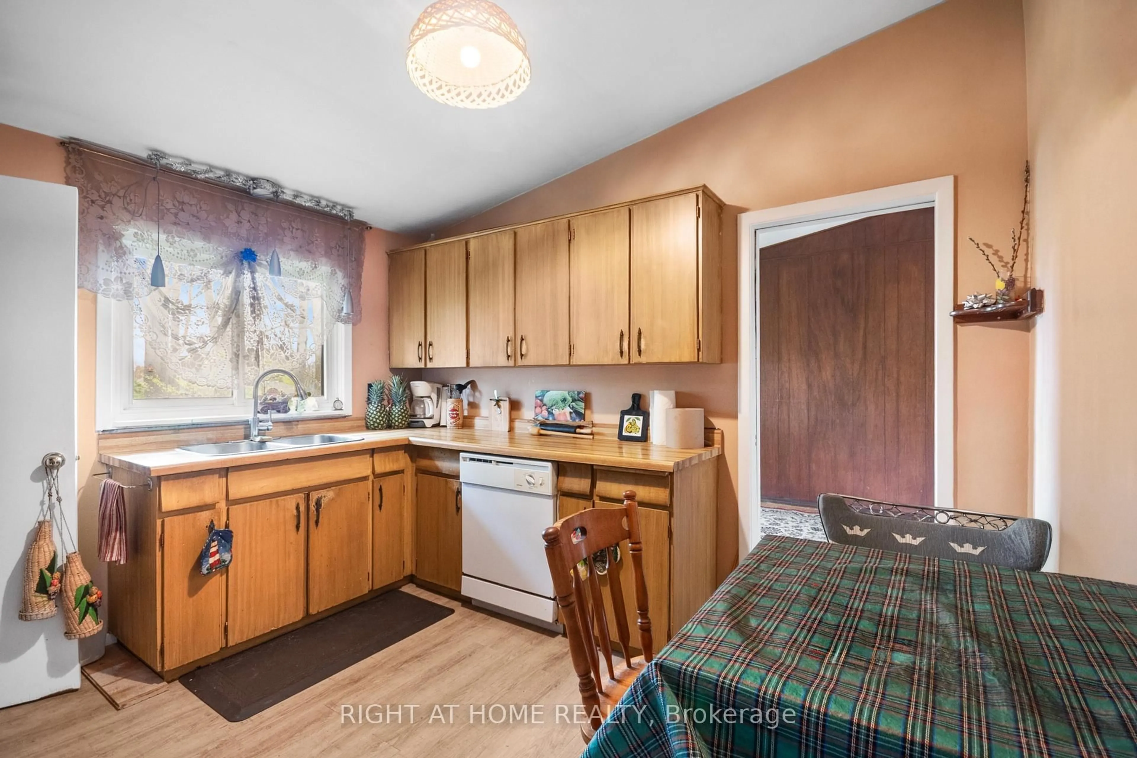 Standard kitchen, unknown for 776 Sunninghill Ave, London North Ontario N6H 3L8