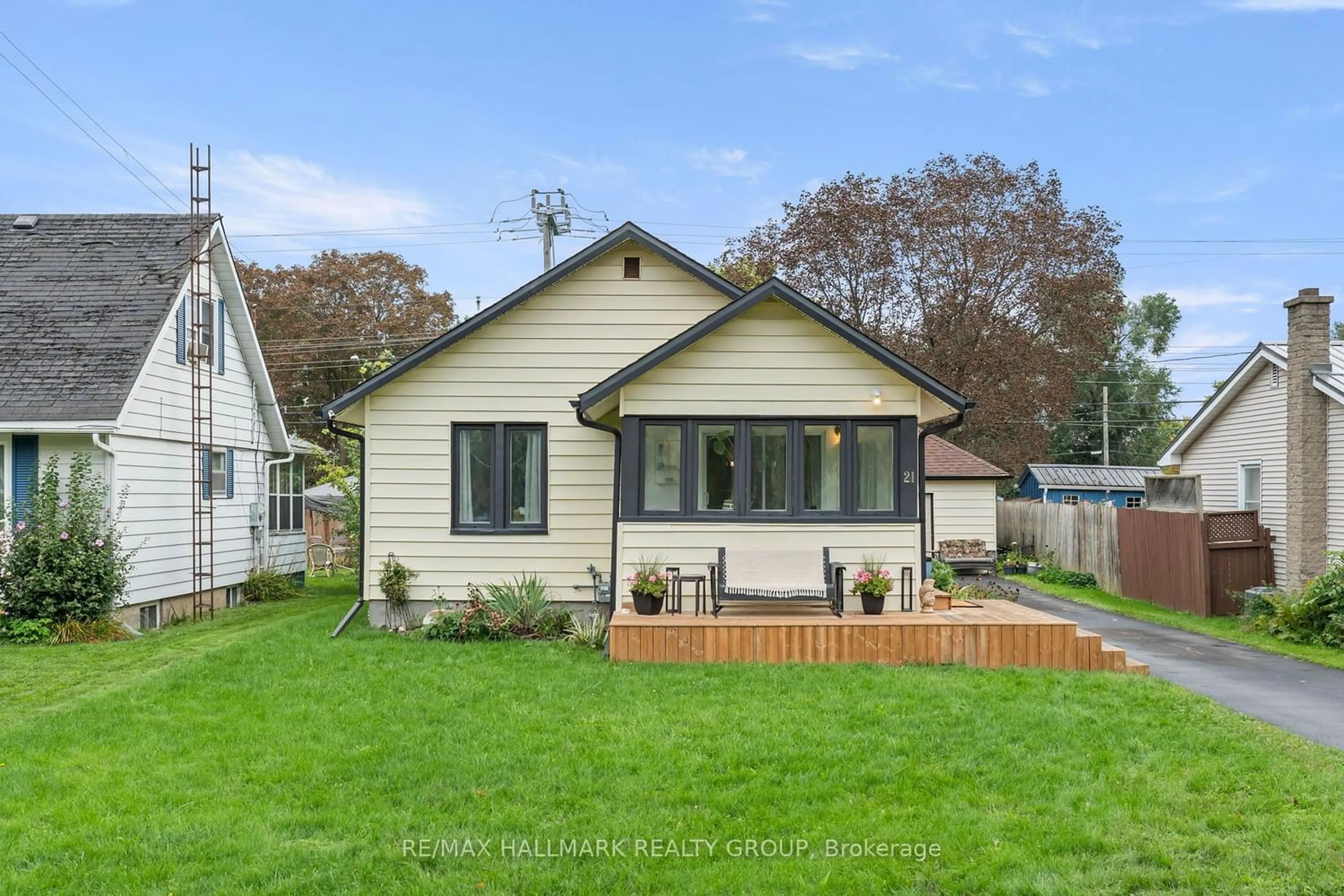 A pic from outside/outdoor area/front of a property/back of a property/a pic from drone, street for 21 Sevenoaks Ave, Brockville Ontario K6V 2V1