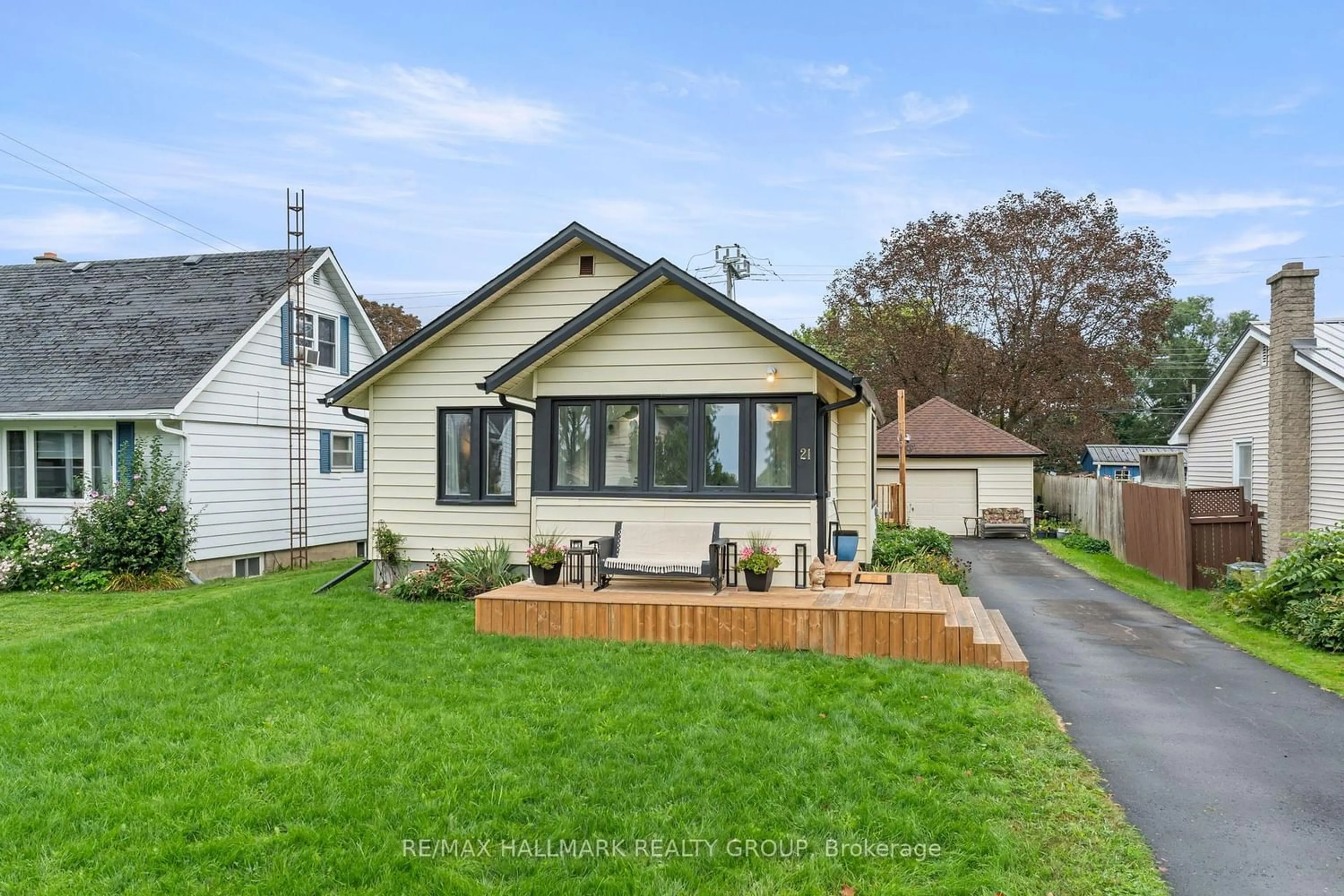 A pic from outside/outdoor area/front of a property/back of a property/a pic from drone, street for 21 Sevenoaks Ave, Brockville Ontario K6V 2V1