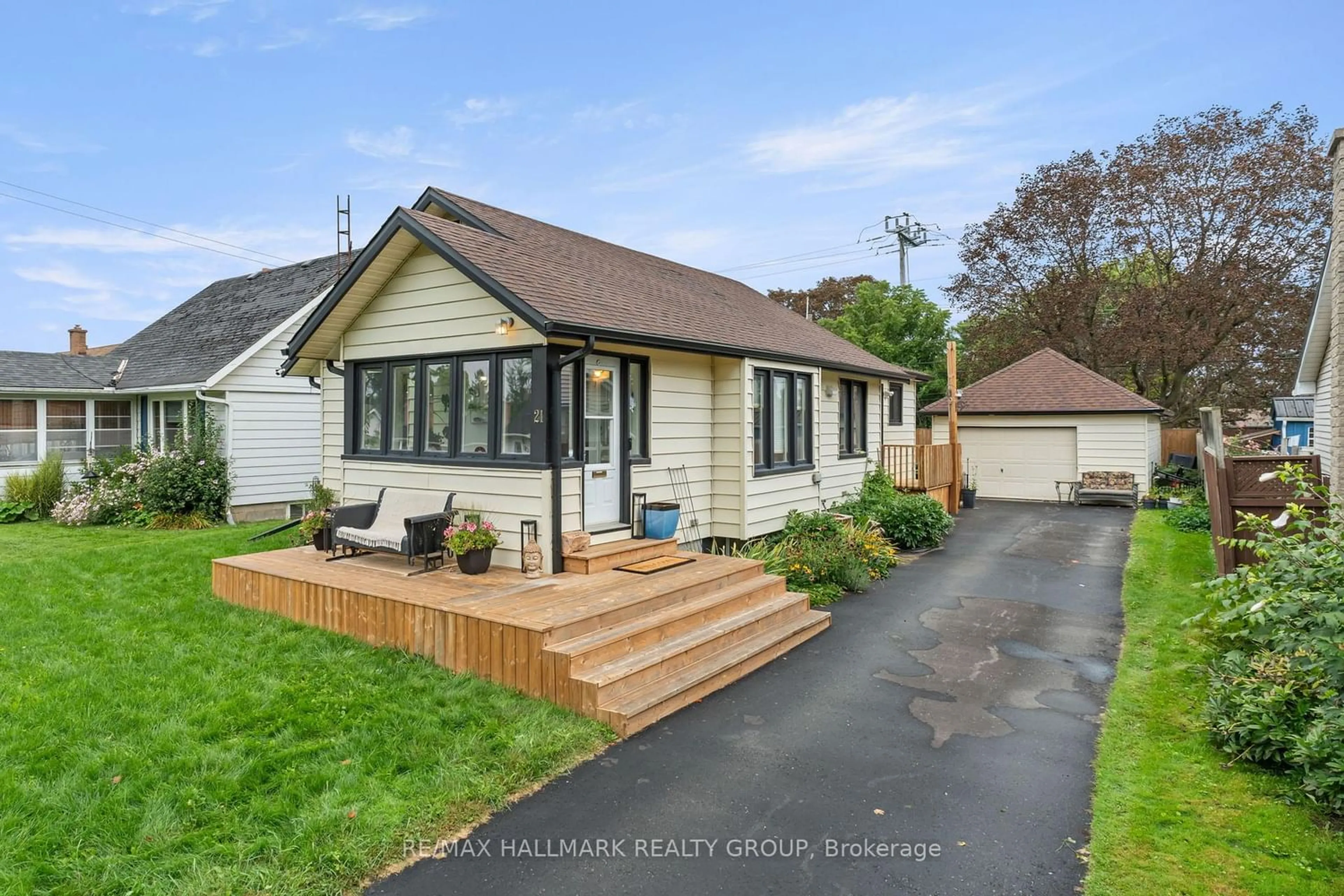 A pic from outside/outdoor area/front of a property/back of a property/a pic from drone, street for 21 Sevenoaks Ave, Brockville Ontario K6V 2V1