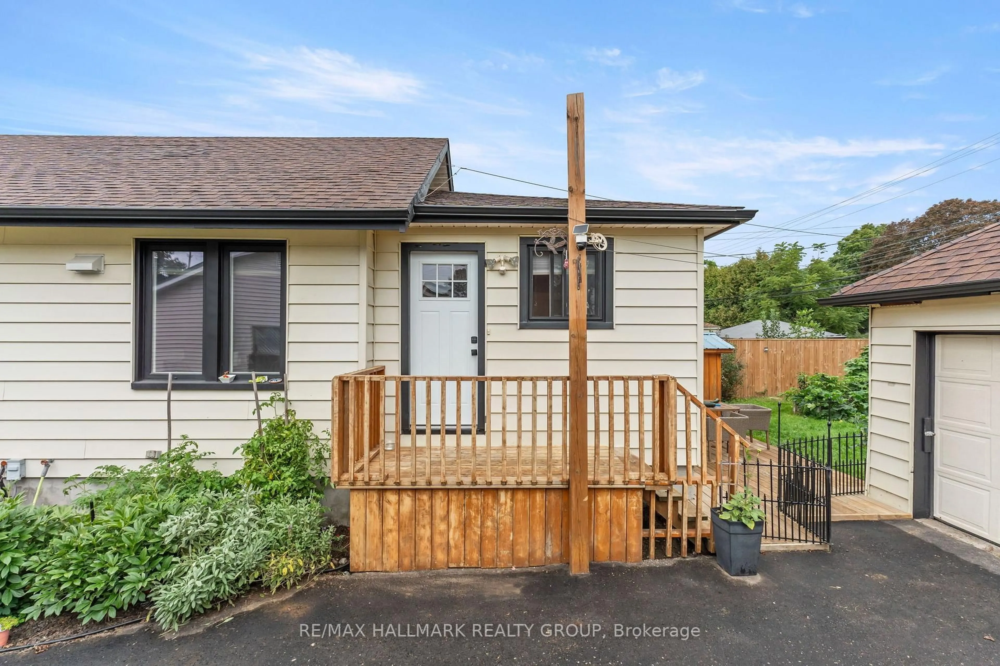Home with vinyl exterior material, street for 21 Sevenoaks Ave, Brockville Ontario K6V 2V1