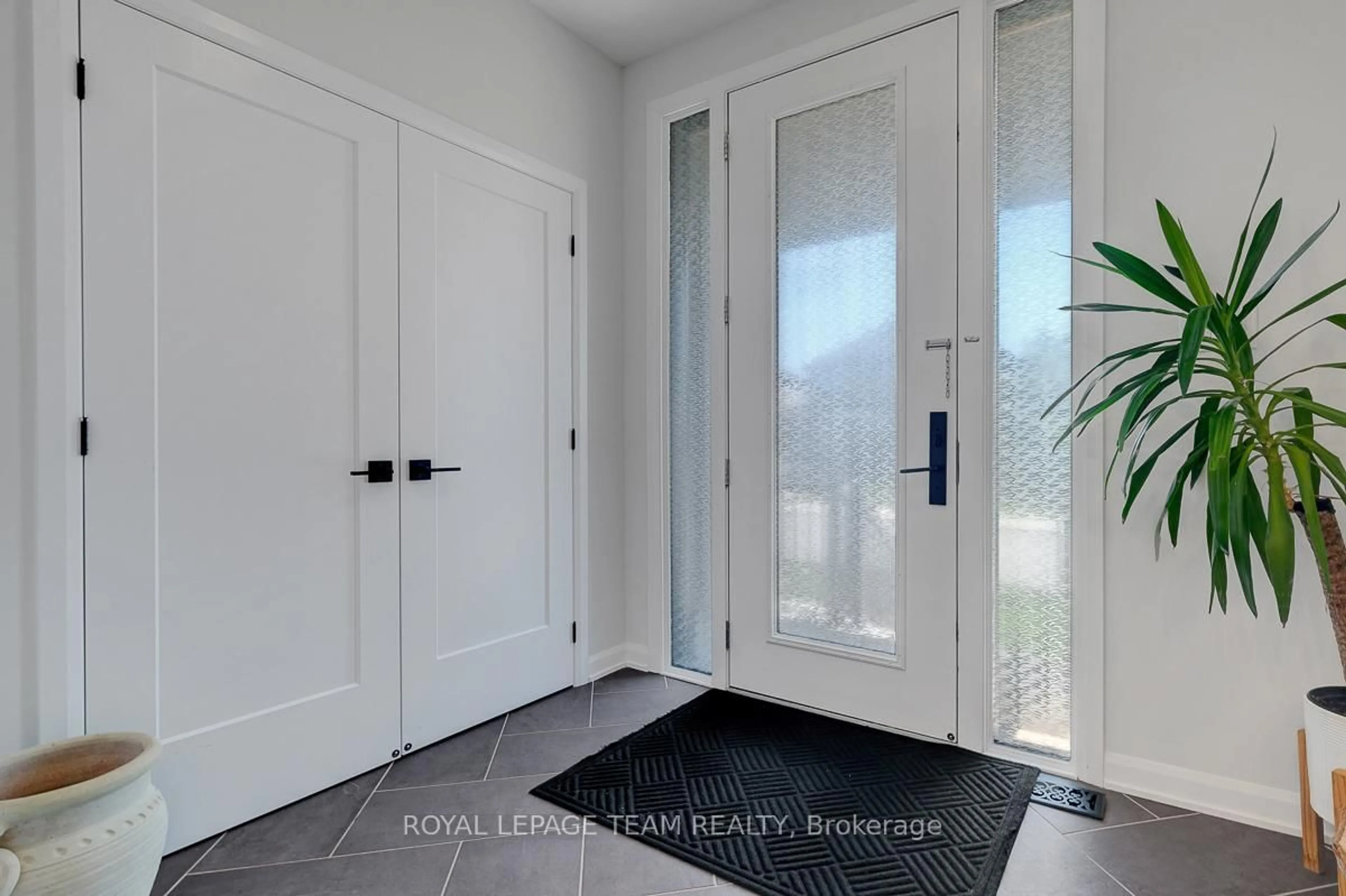 Indoor entryway for 76 Ascari Rd, Manotick Ontario K4M 0M6
