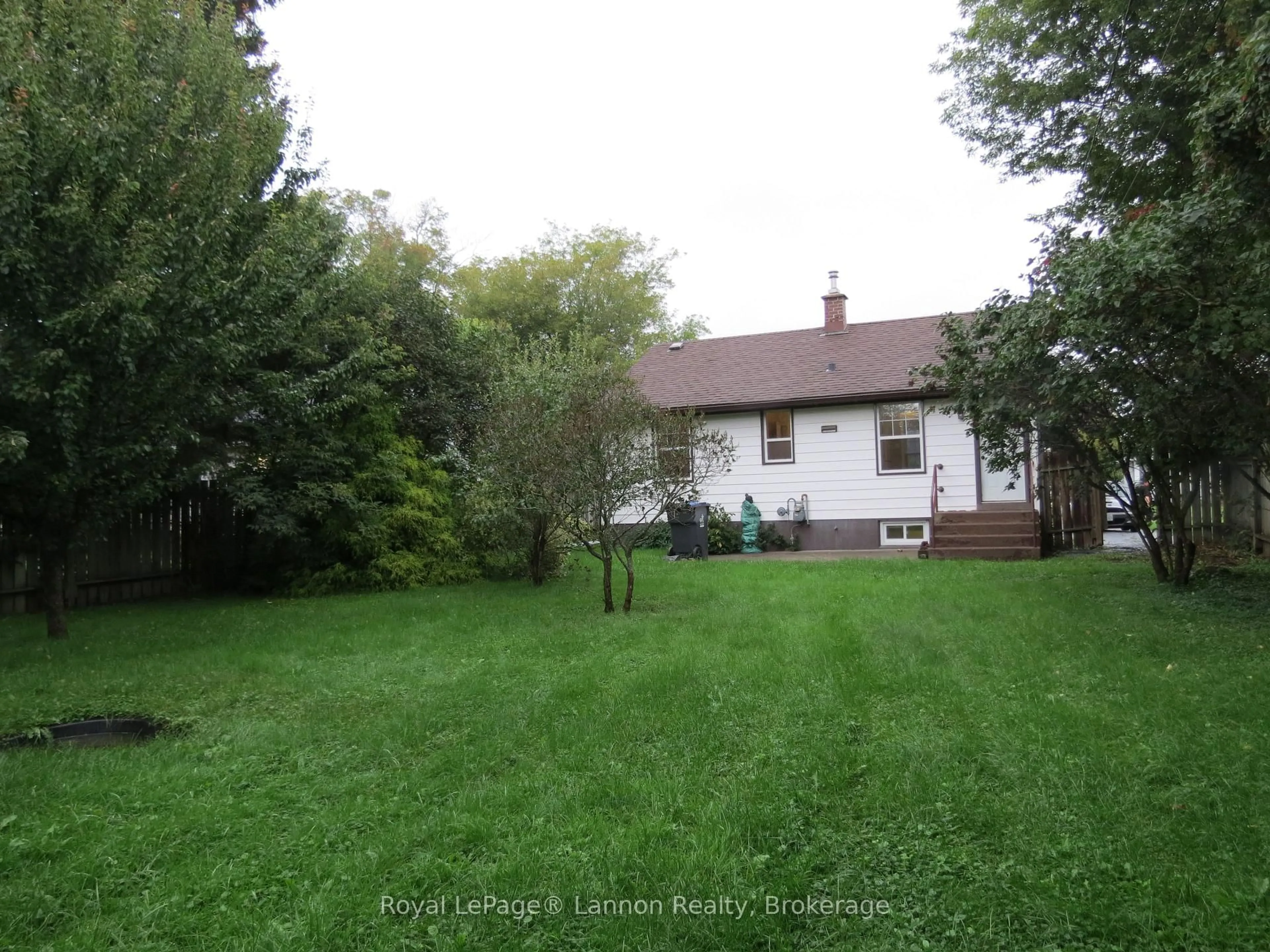 A pic from outside/outdoor area/front of a property/back of a property/a pic from drone, street for 2126 Mcgregor Ave, Thunder Bay Ontario P7E 5G5
