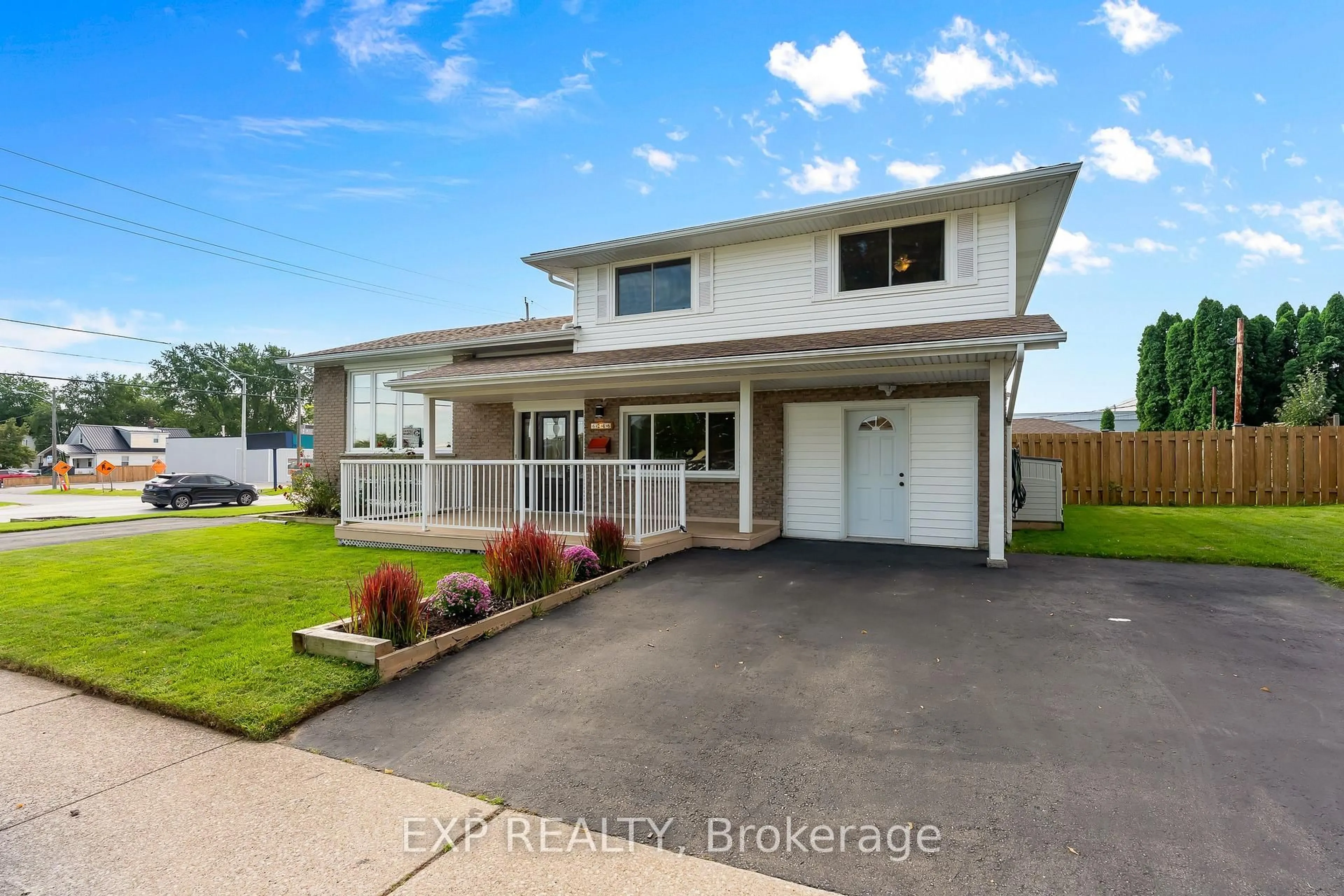 Home with vinyl exterior material, street for 6246 Glengate St, Niagara Falls Ontario L2E 5S3