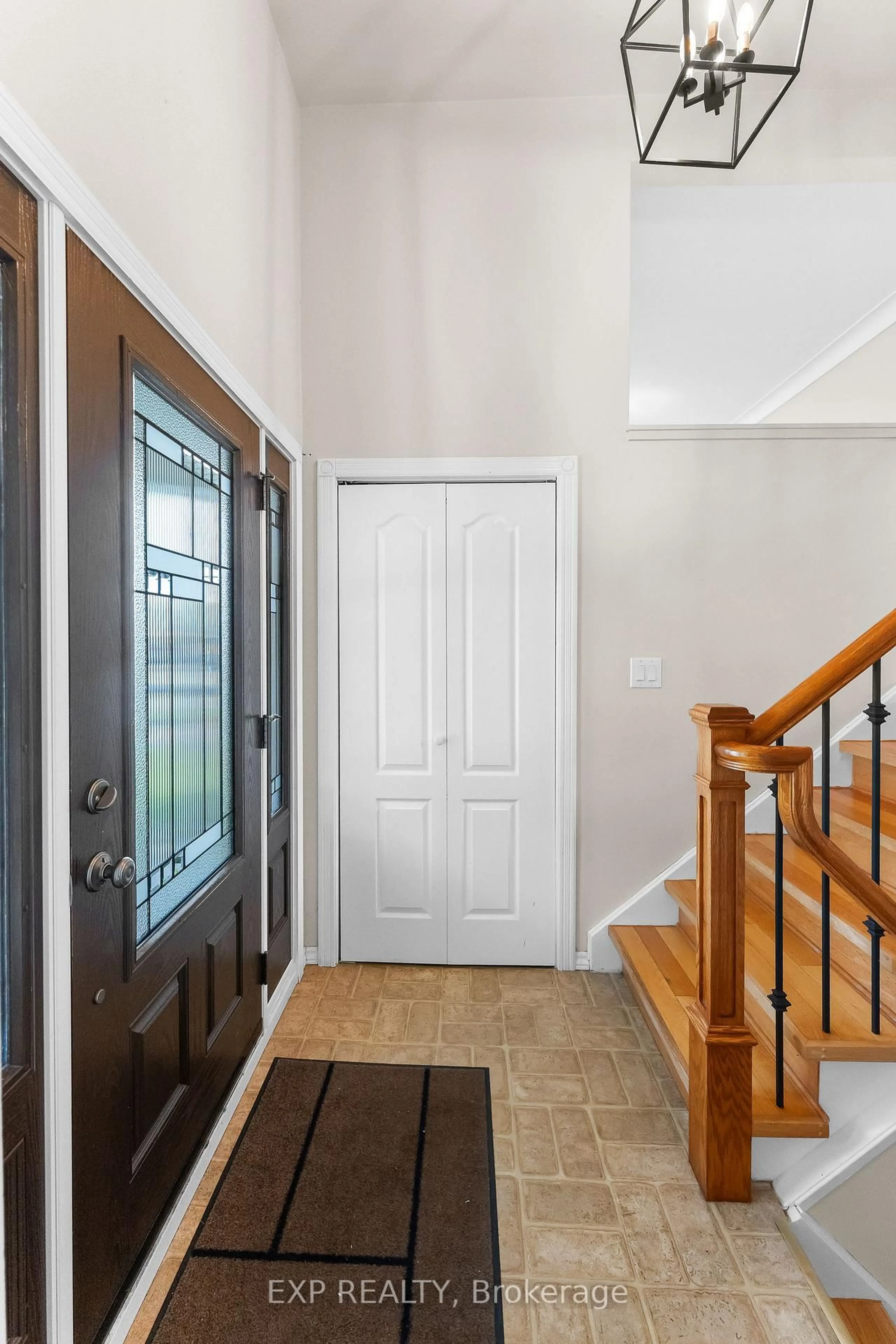 Indoor entryway for 6246 Glengate St, Niagara Falls Ontario L2E 5S3