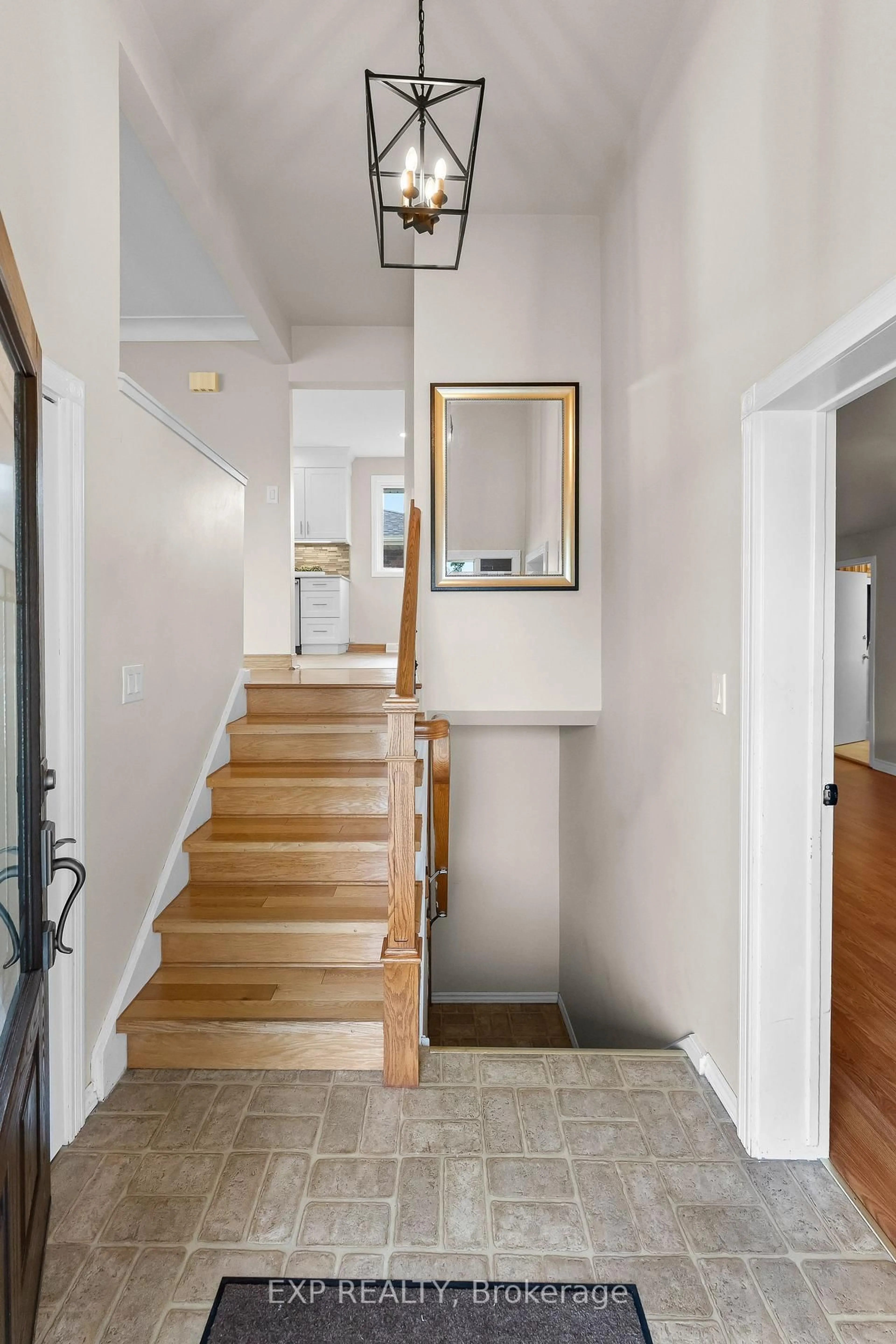 Indoor entryway for 6246 Glengate St, Niagara Falls Ontario L2E 5S3