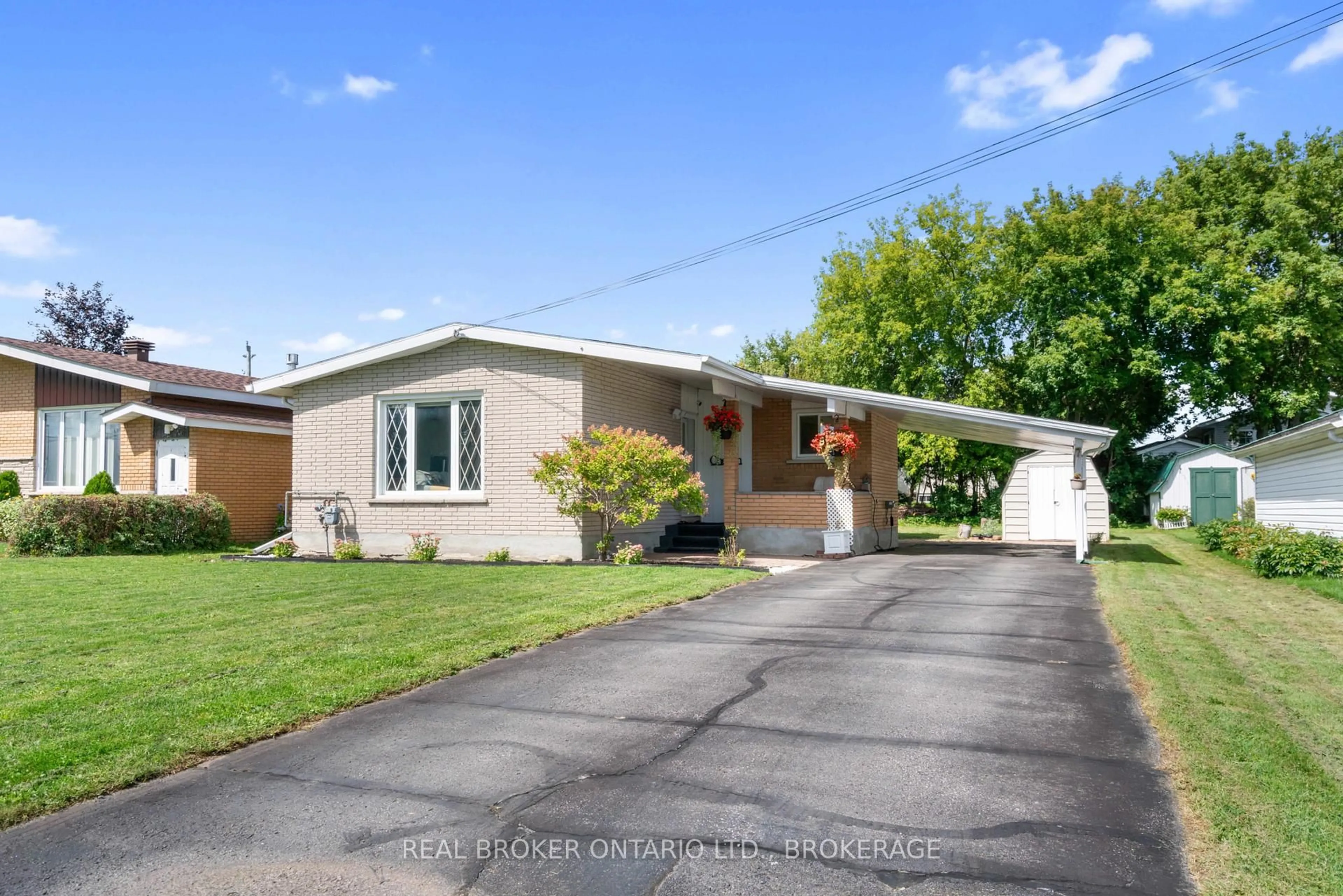 Home with vinyl exterior material, street for 121 St. George St, North Glengarry Ontario K0C 1A0