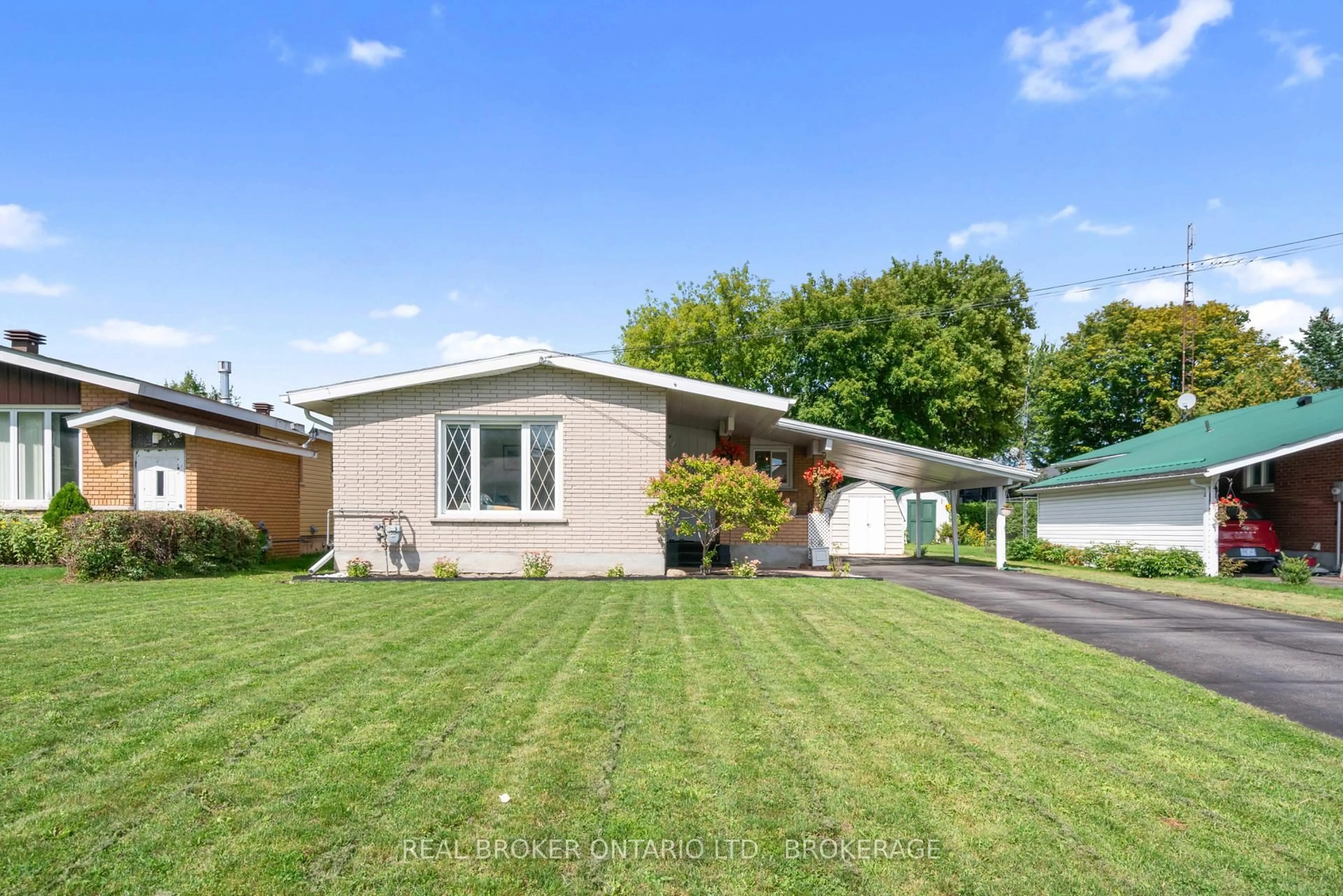 Home with vinyl exterior material, street for 121 St. George St, North Glengarry Ontario K0C 1A0