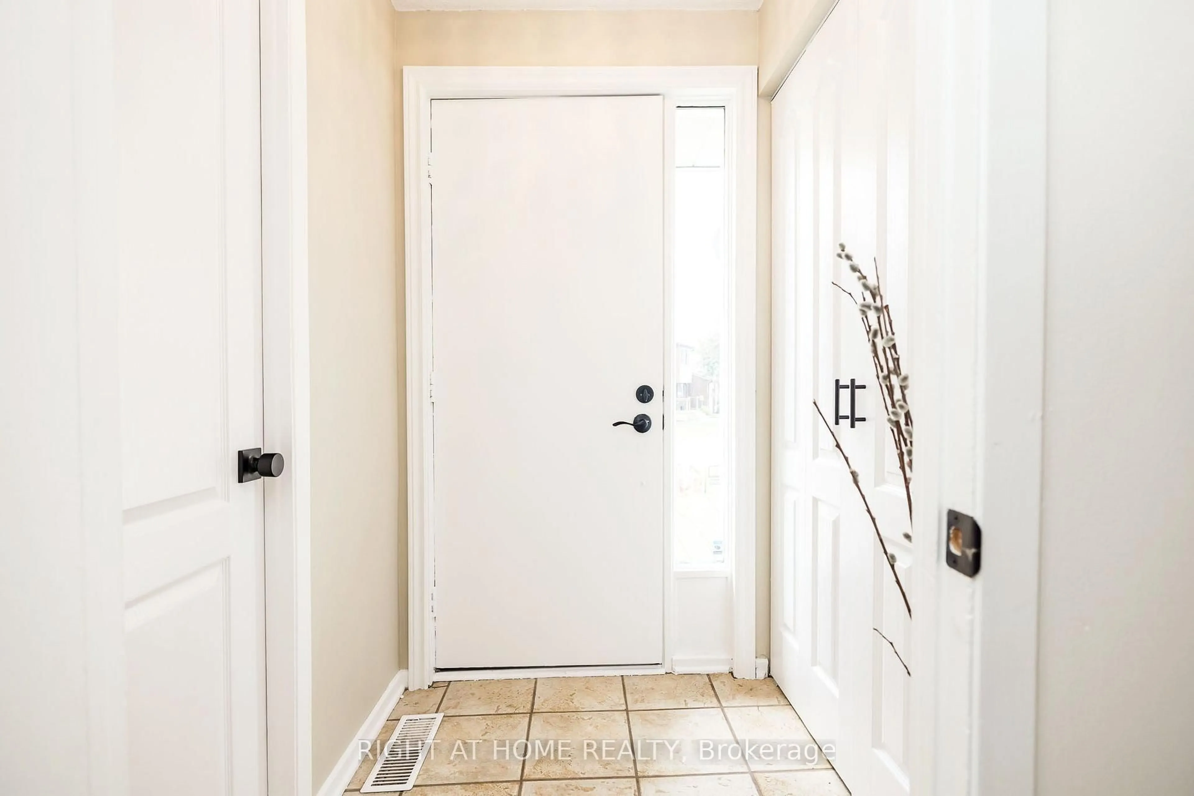 Indoor entryway for 30 Berkshire Way, Barrhaven Ontario K2J 2B2