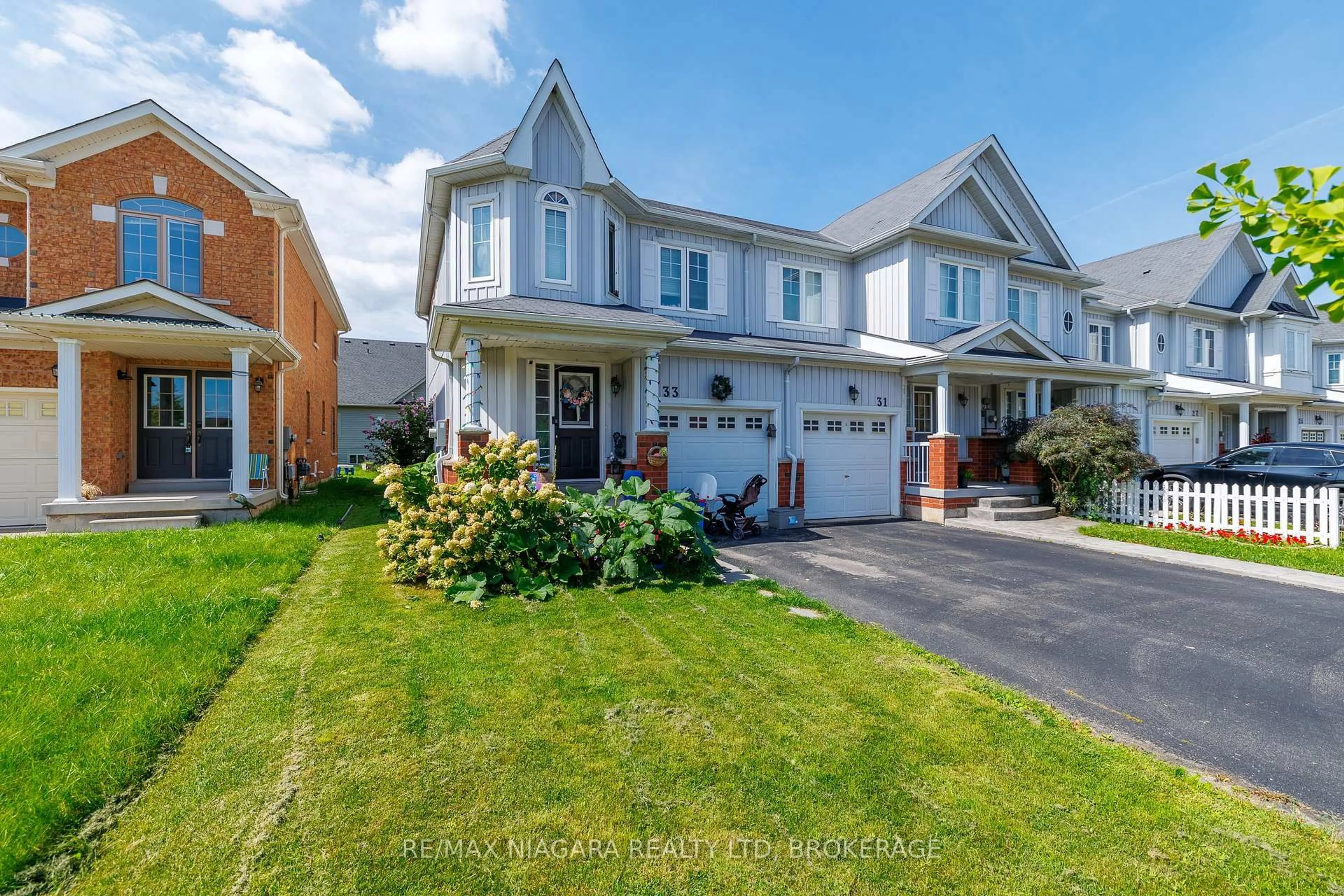 Home with vinyl exterior material, street for 33 COLONEL LYALL St, St. Catharines Ontario L2P 0B3