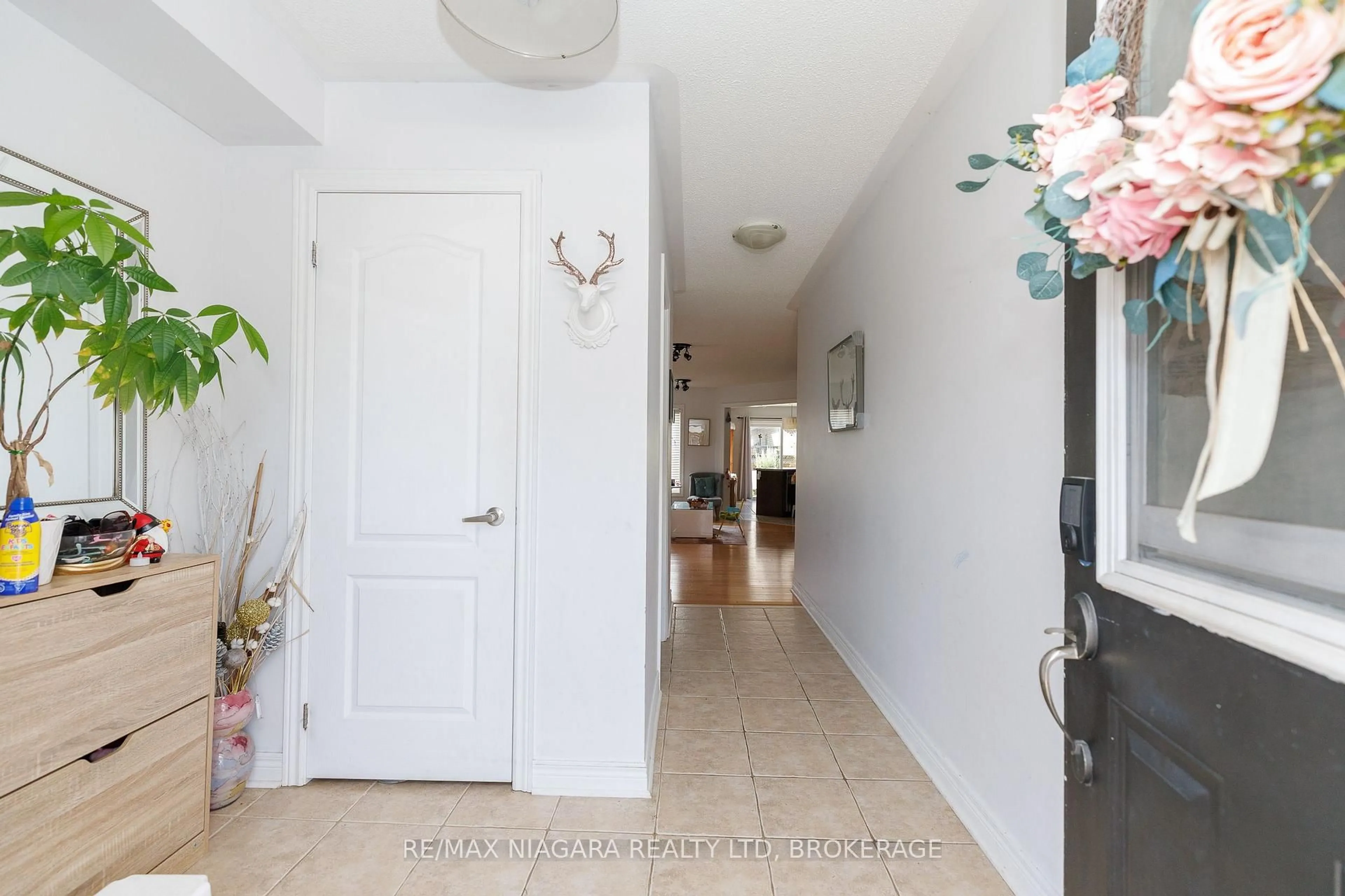 Indoor entryway for 33 COLONEL LYALL St, St. Catharines Ontario L2P 0B3