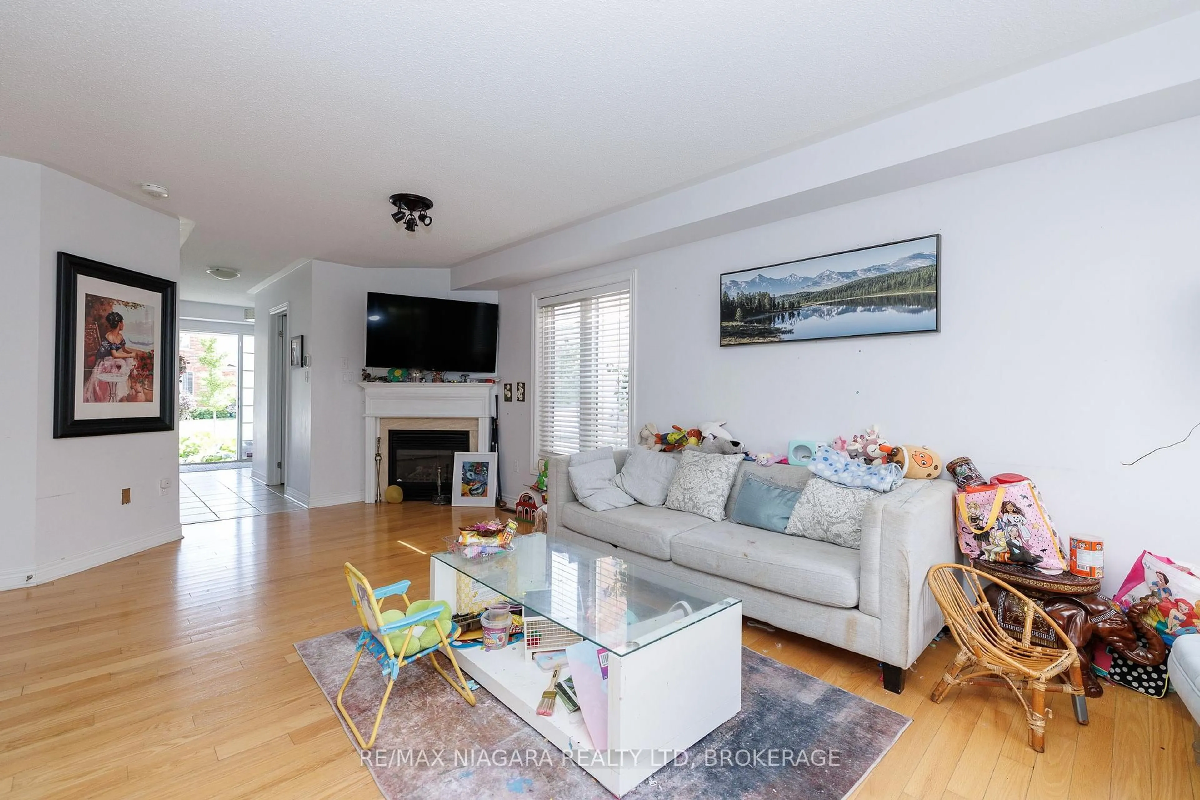 Living room with furniture, wood/laminate floor for 33 COLONEL LYALL St, St. Catharines Ontario L2P 0B3