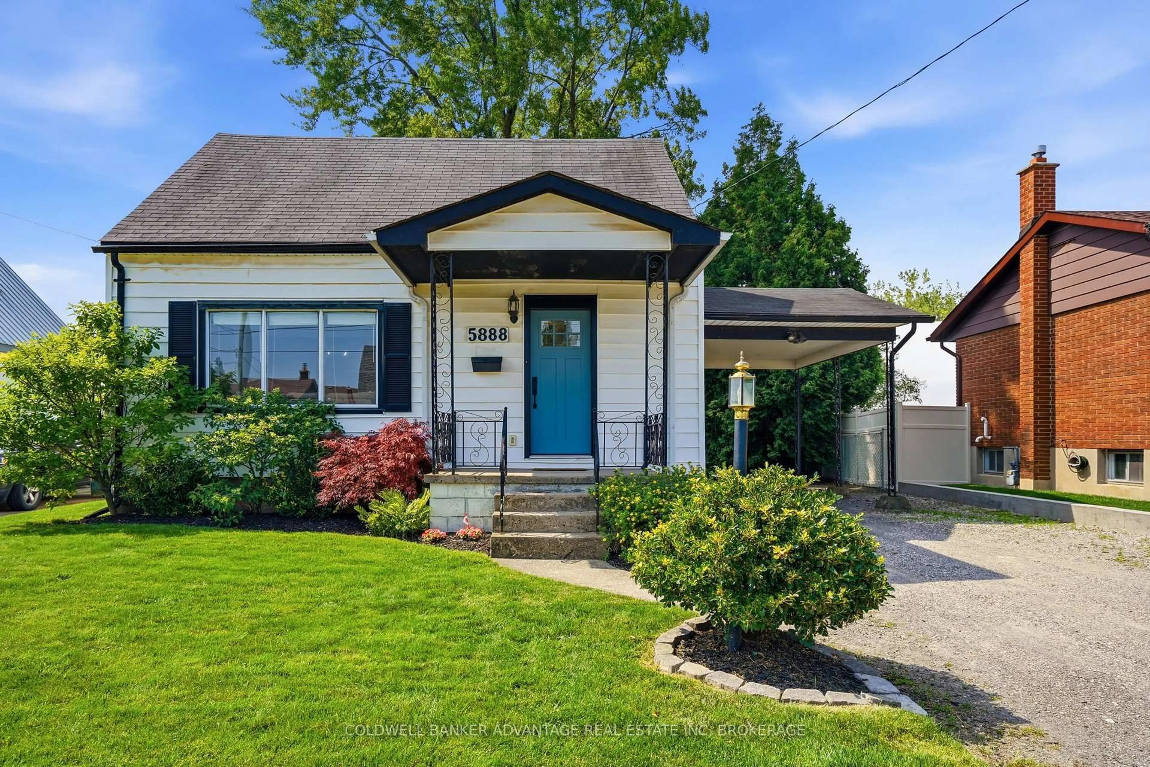 Home with vinyl exterior material, street for 5888 Keith St, Niagara Falls Ontario L2J 1J9