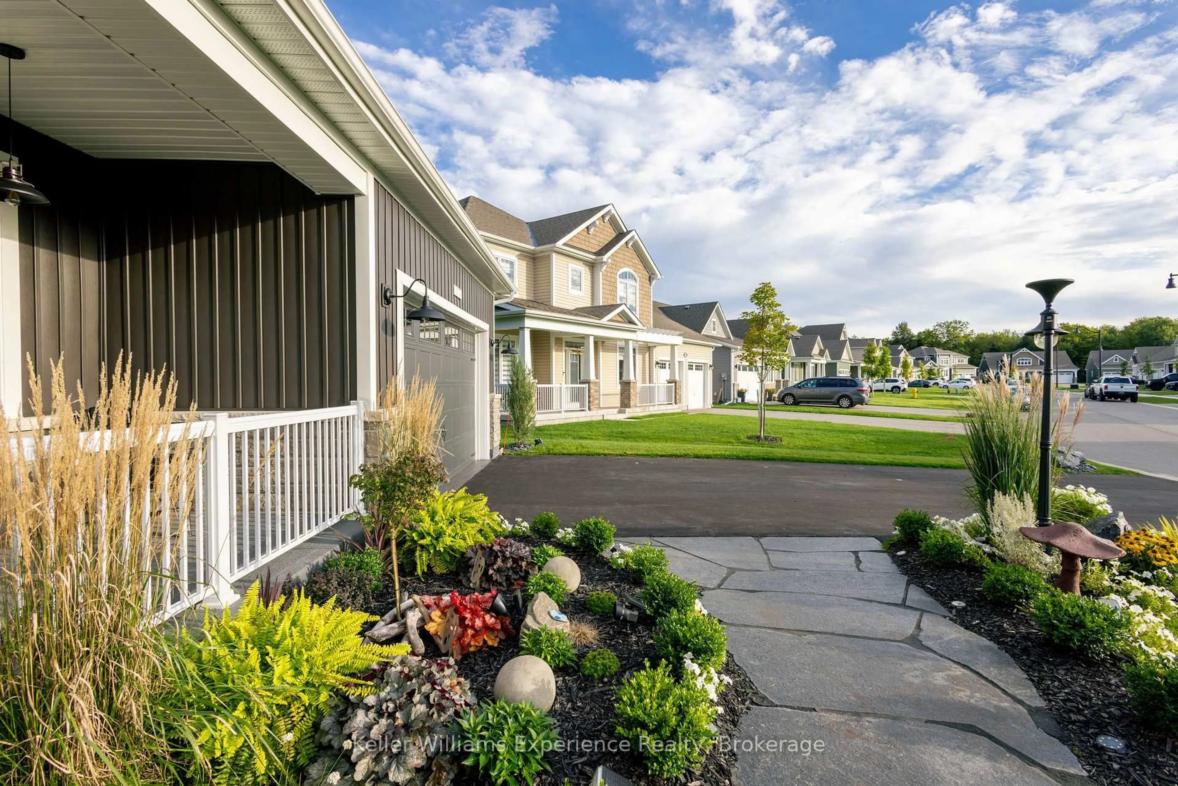 Patio, street for 38 Dyer Cres, Bracebridge Ontario P1L 0N4