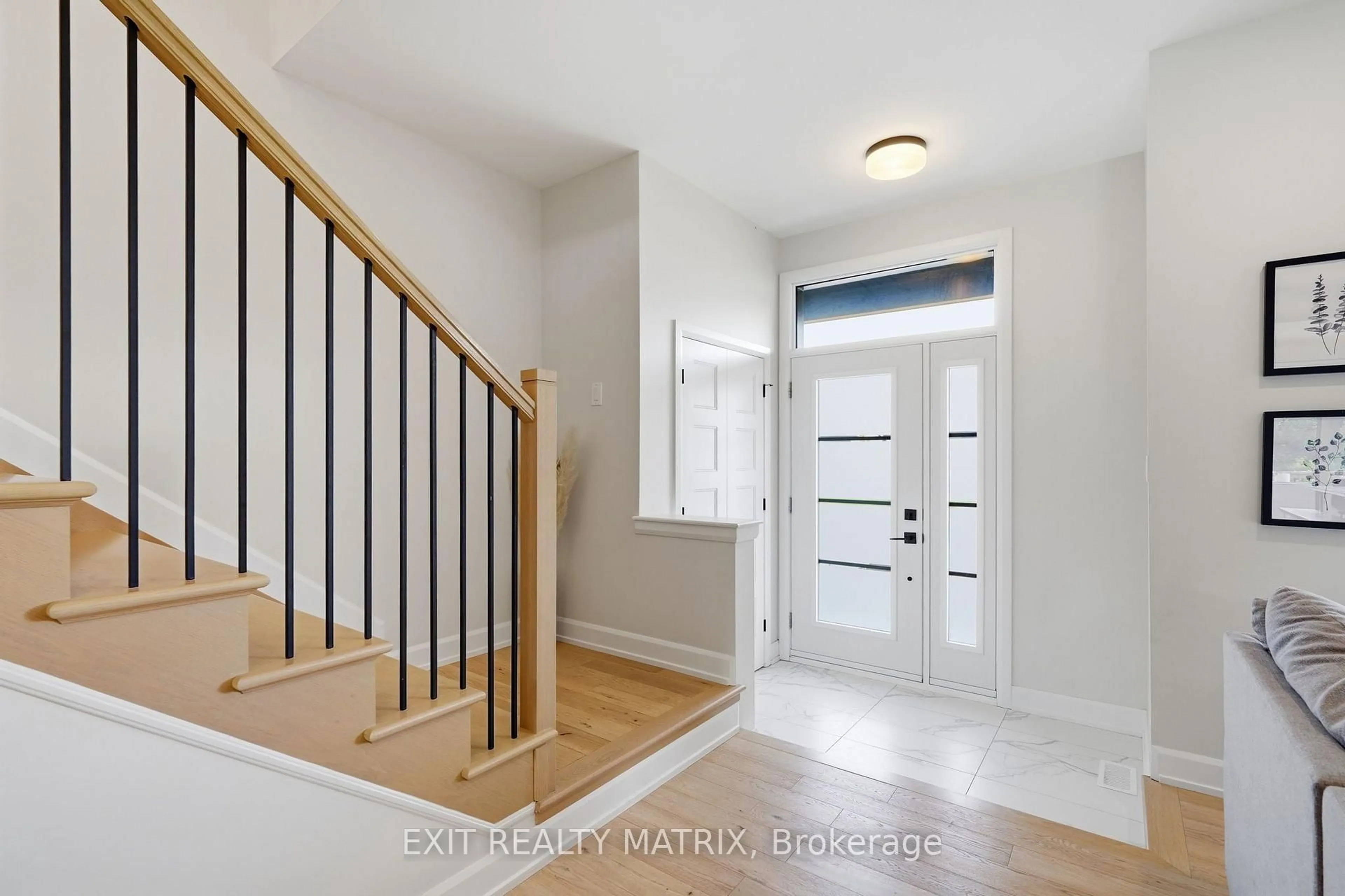 Indoor entryway for 1339 Fribourg St, Russell Ontario K0A 1W0