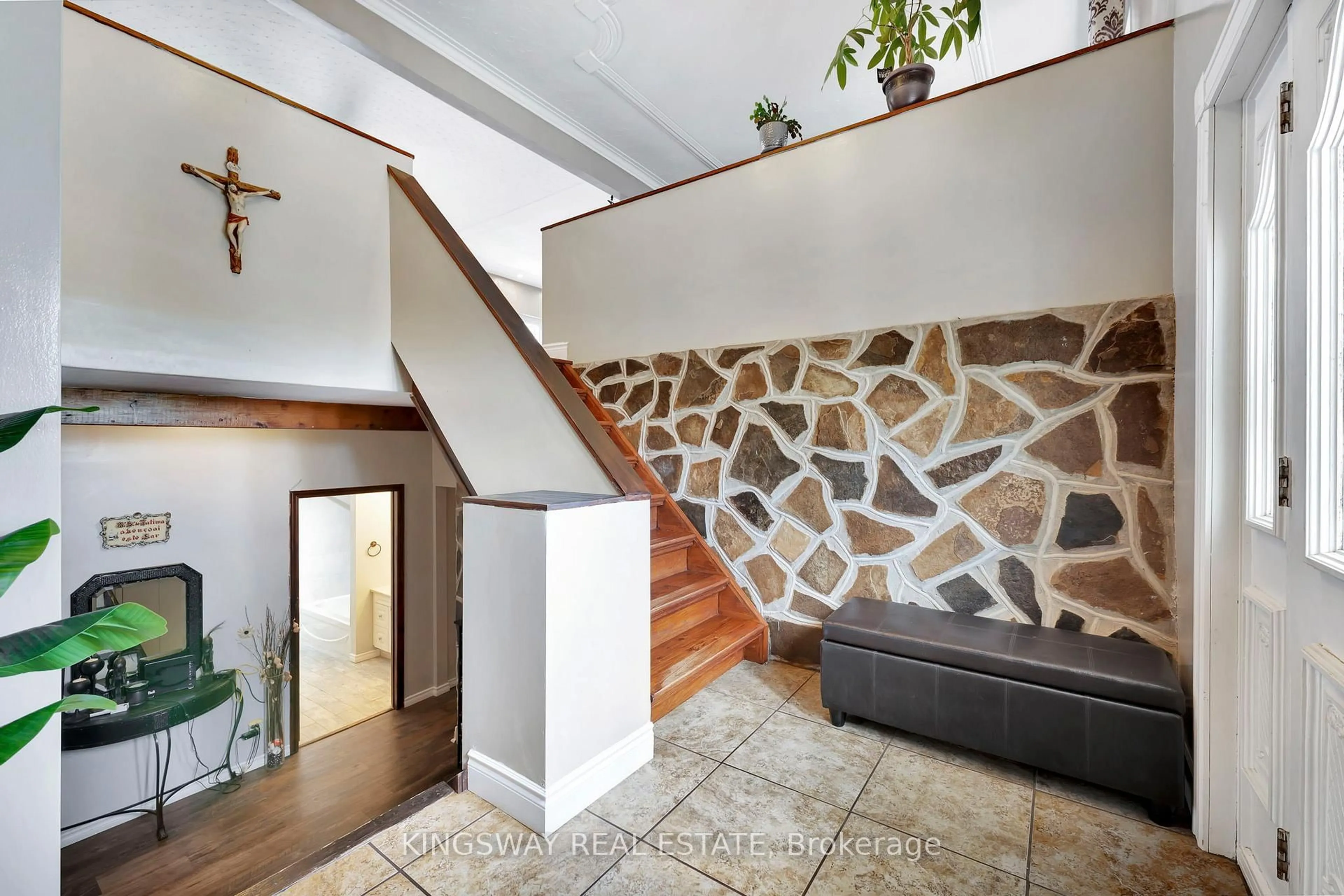 Indoor foyer for 2529 Norman Rd, Hamilton Ontario N0B 1L0